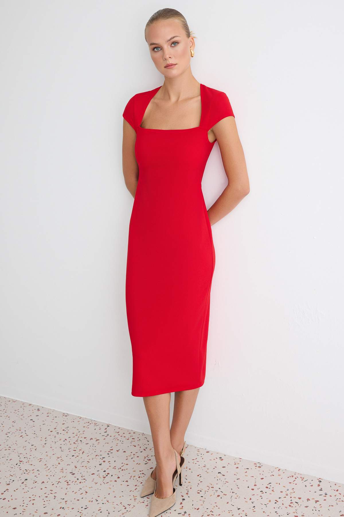 Trendyolmilla Kırmızı Bodycon/Vücuda Oturan Havuz Yaka Ay Kol Midi Esnek Örme Elbise TWOAW27EL00024