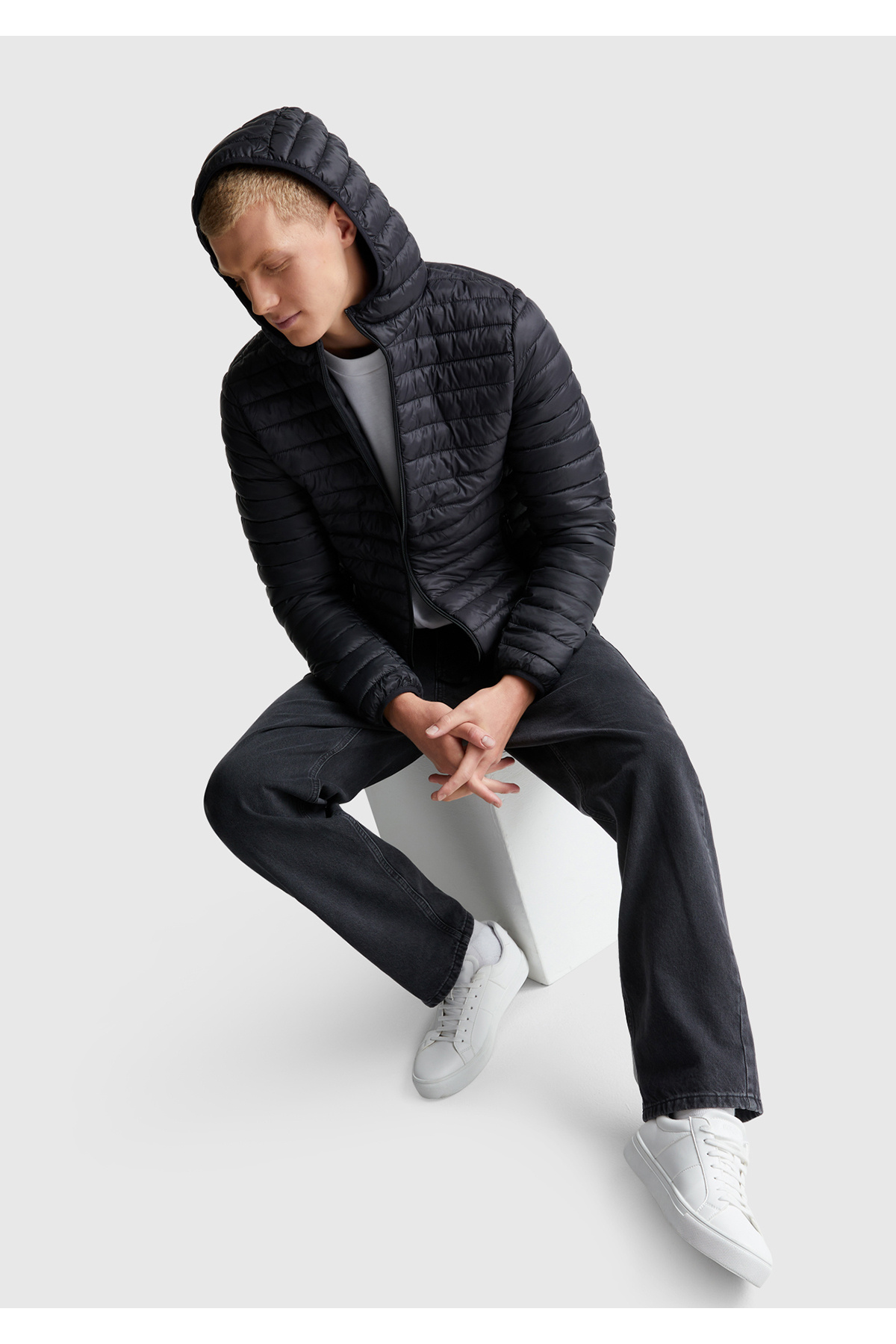 Erkek Siyah Polyester Dolgulu Regular Fit Kapüşonlu Puffer Mont — مشکی 125A2TWDUN06I — تصویر 5 از 6
