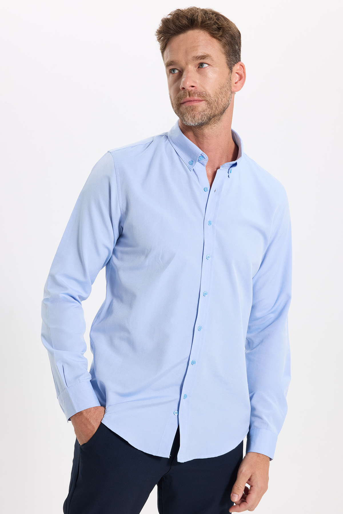 Tudors Erkek Slim Fit Dar Kesim Uzun Kollu Pamuklu Oxford Doku Kolay Ütülenebilir Mavi Düğmeli Yaka Gömlek görsel 3