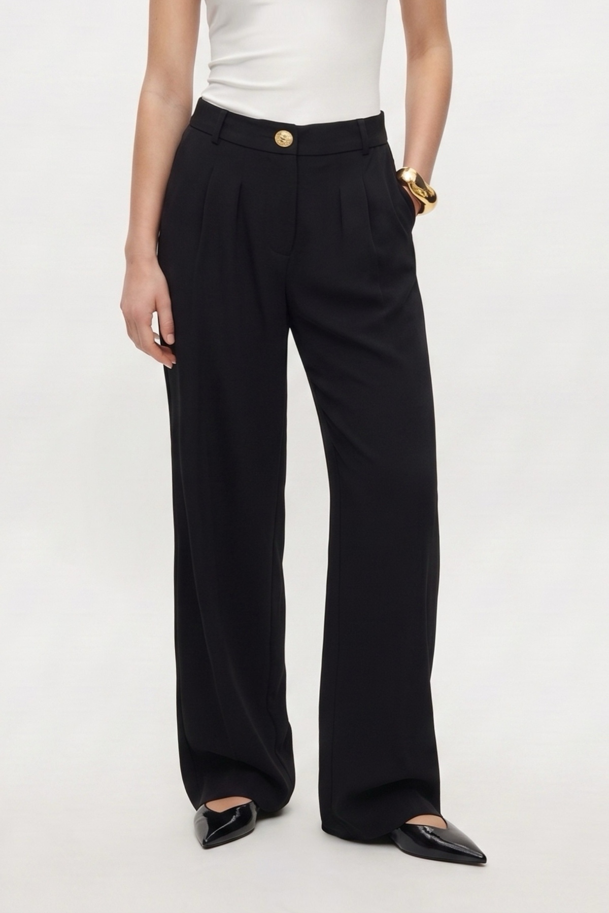 Women's Edward Back Elastic Waist Pleated Gold Buttoned Pocket Crepe Woven Palazzo Black Pants