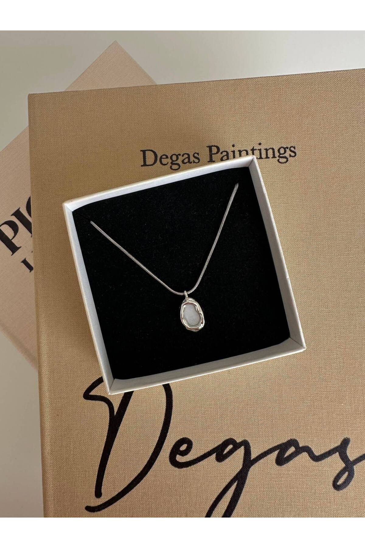 Sedefli Oval Plaka Charm Çelik Zincirli 45 cm Yazlık Gümüş Kolye - Detay Görseli 2