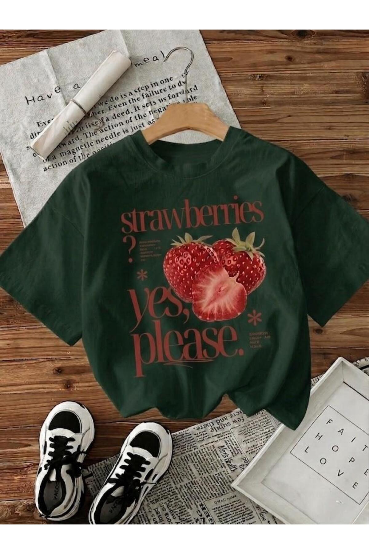 Vintage Style Strawberry Printed Women's Oversize Cream T-Shirt - Cotton and Casual