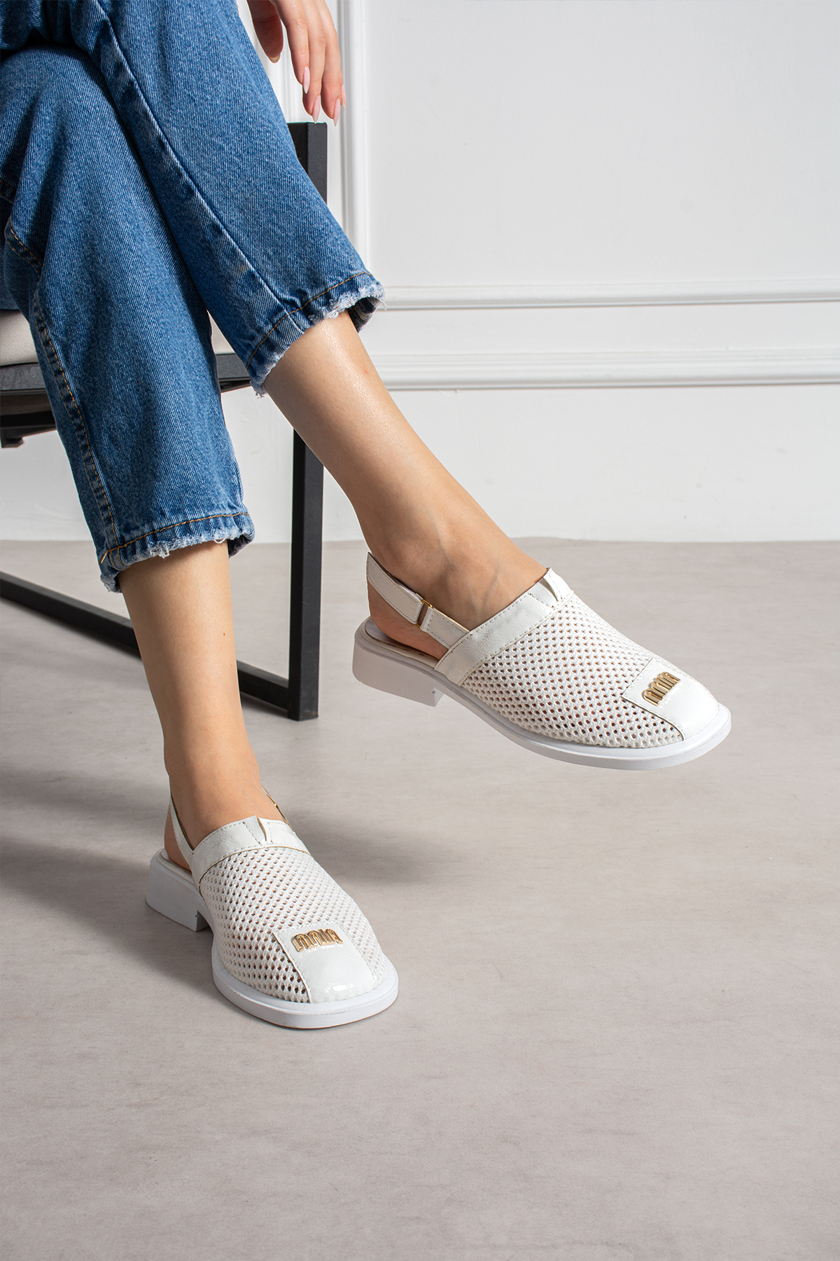 KM shoes Kadın Beyaz Örgü Detaylı Kalın Topuklu Sandalet görsel 2