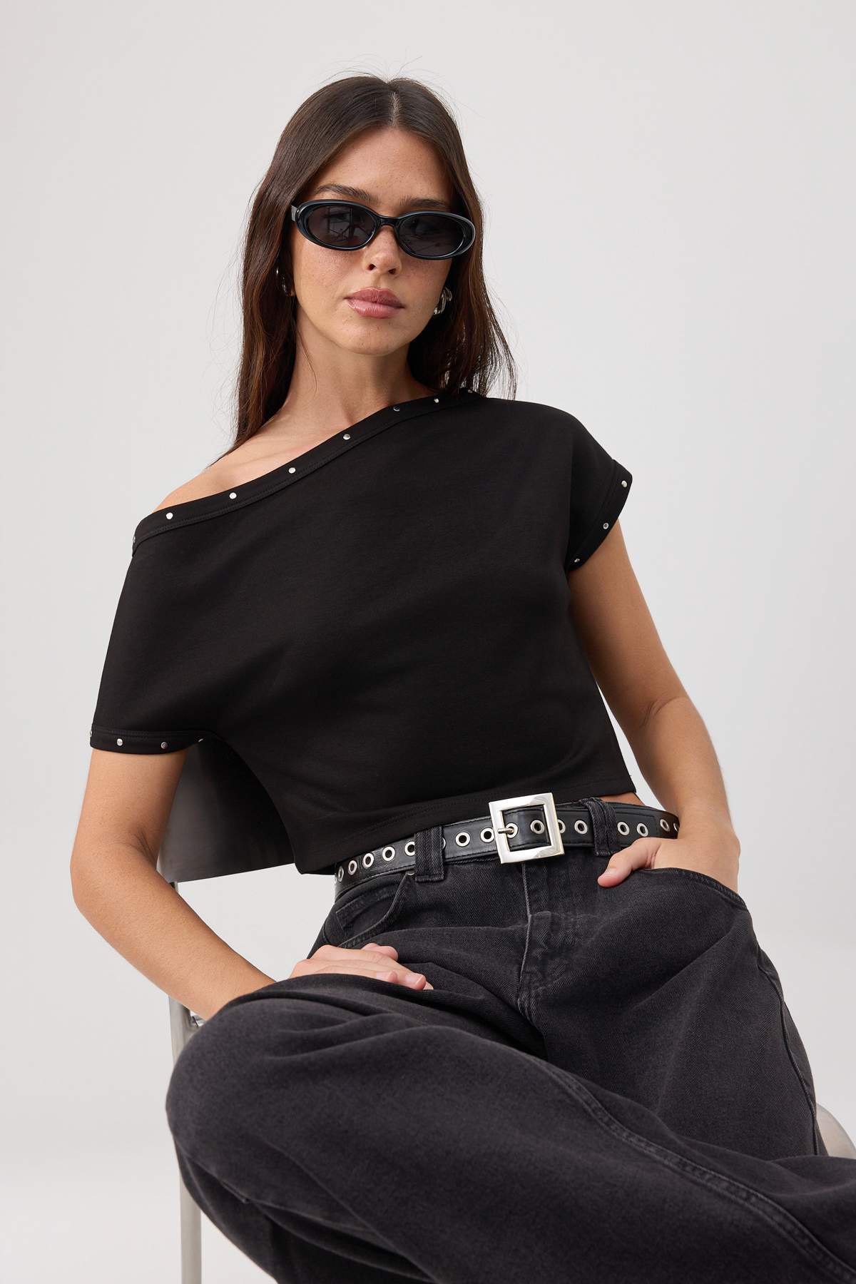 Trendyolmilla Siyah Fitted/Vücuda Oturan Asimetrik Yaka Aksesuar Detaylı Esnek Örme Bluz TWOSS26BZ00789