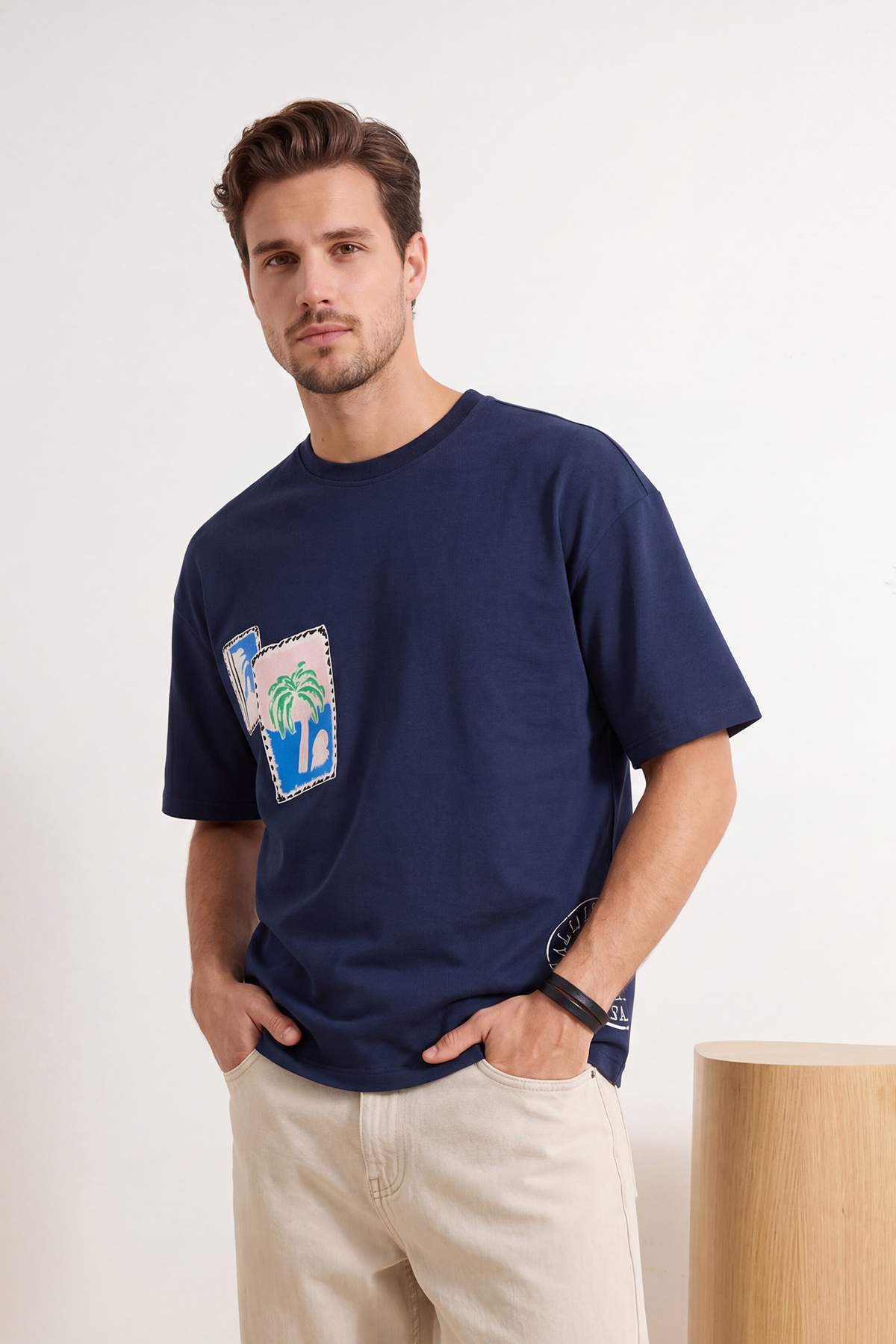 Trendyolmilla Man Lacivert Oversize/Geniş Kesim Tropikal Baskılı %100 Pamuk T-Shirt TMNSS25TS00219