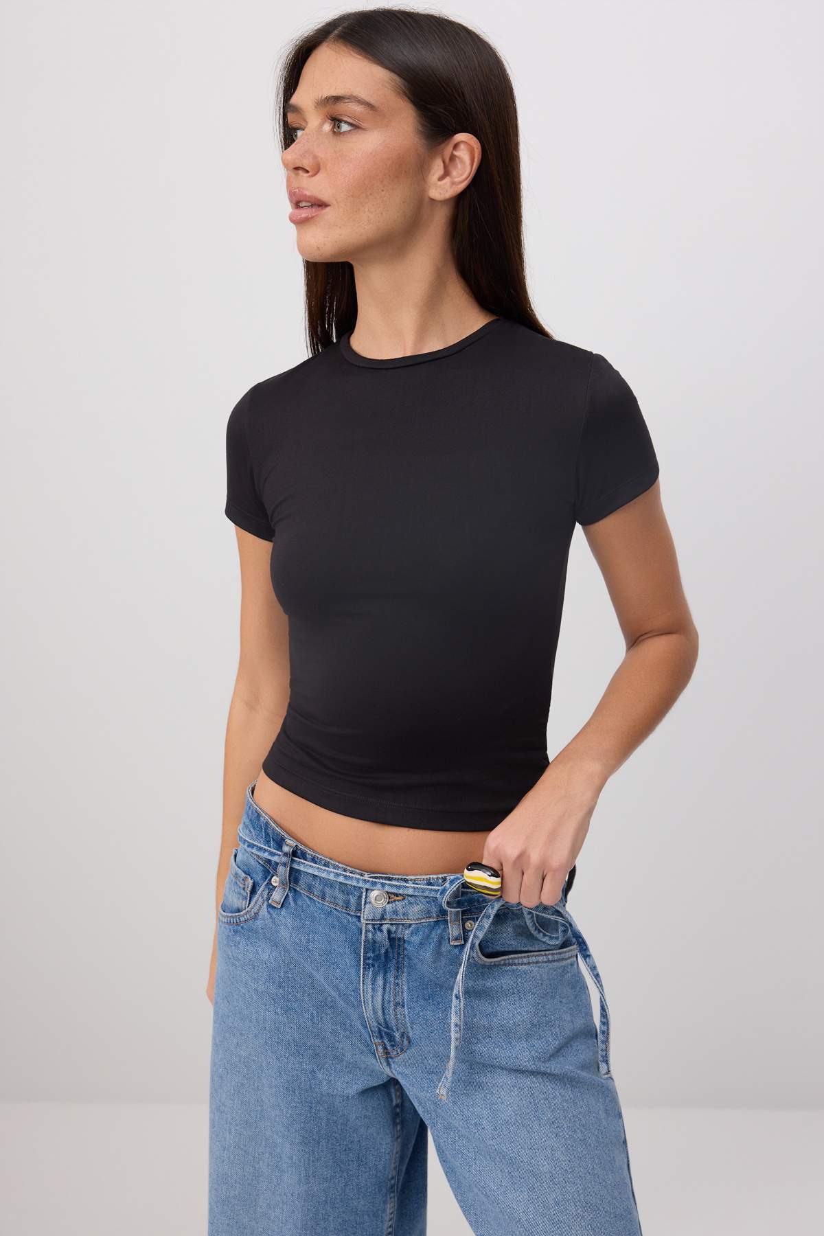 Trendyolmilla Siyah Düz Fitted Bisiklet Yaka Standart Kol Kısa Poliamid Örme T-Shirt TWOSS26TS00151