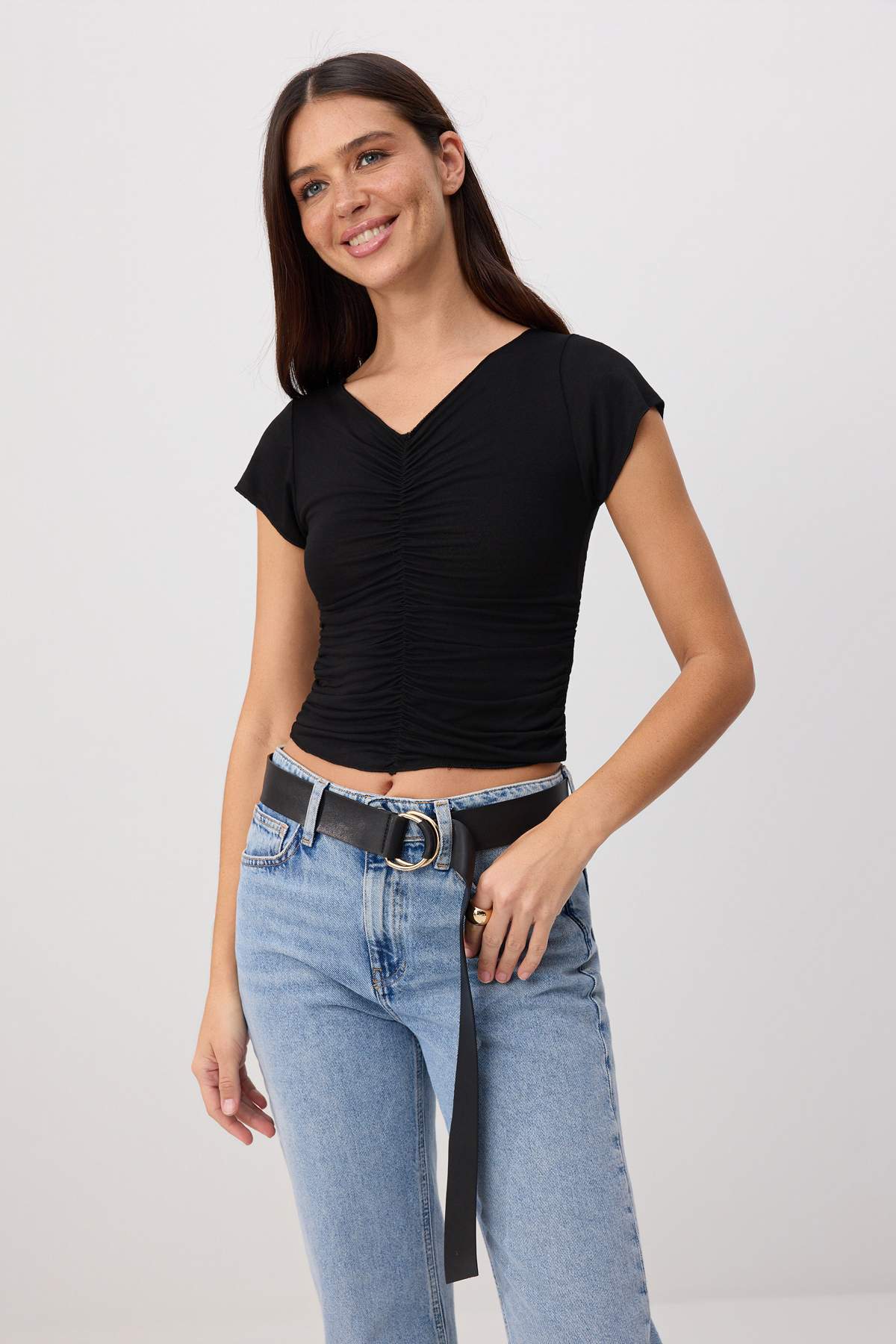 Trendyolmilla Siyah Fitted/Vücuda Oturan V Yaka Kısa Kollu Büzgülü Yumuşak Örme Bluz TWOSS26BZ00769