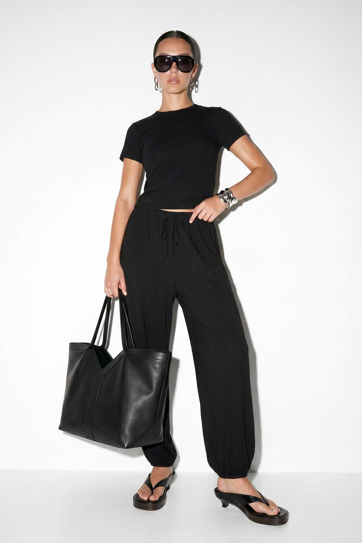 Drop by Trendyolmilla Siyah Rahat Kalıp Alt Bel Paça Lastikli Viskon Alt Üst Takım TDRSS26AU00044