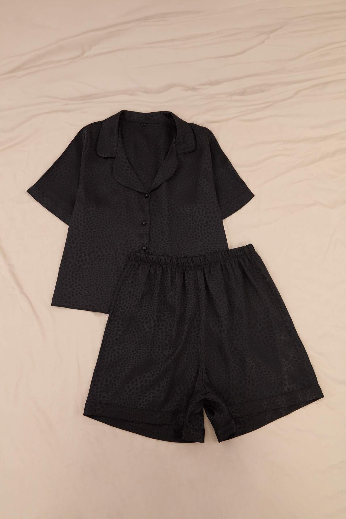 Trendyolmilla Curve Siyah Leopar Desenli Saten Gömlek Yaka Büyük Beden Pijama Takımı TBBSS26AI00088