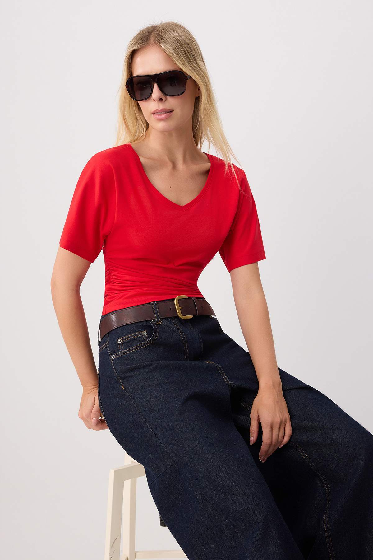 Trendyolmilla Kırmızı Düz Fitted V Yaka Yarasa Kol Truvakar Kol Pamuklu Esnek Örme T-Shirt TWOSS26TS00342