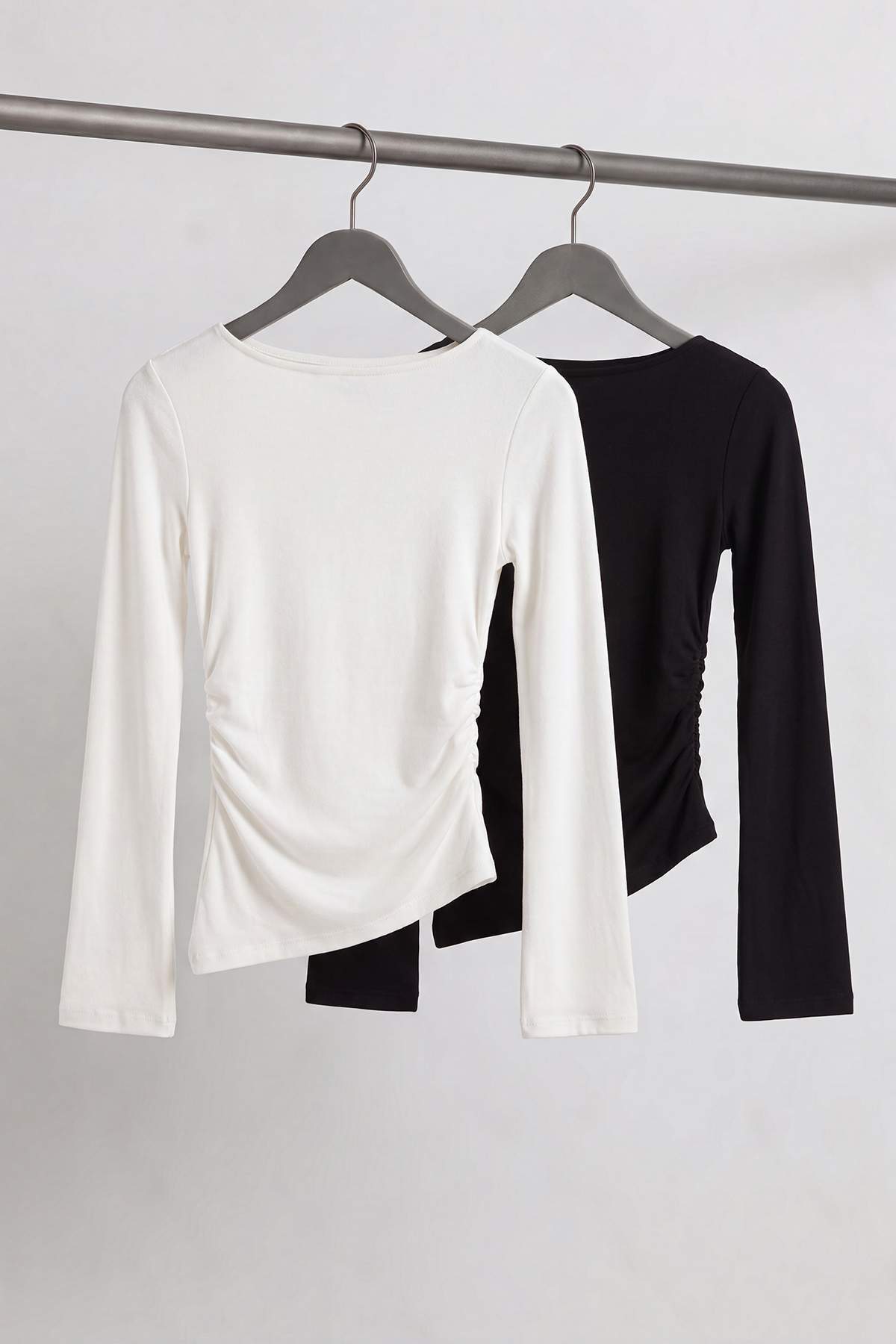 Trendyolmilla Siyah-Ekru Düz Fitted Kayık Yaka Standart Kol Uzun Regular Viskon Ribana Örme Bluz TWOAW27BZ00062