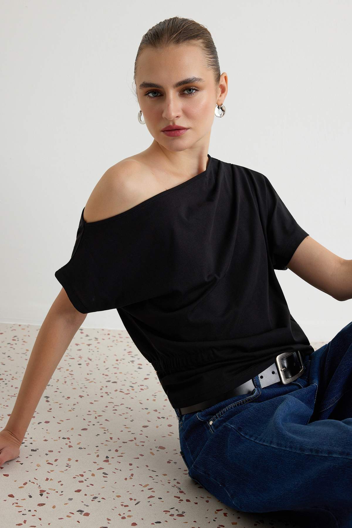 Trendyolmilla Siyah Düz Regular Asimetrik Yaka Kısa Regular 30/1 penye süprem Örme T-Shirt TWOAW27TS00007