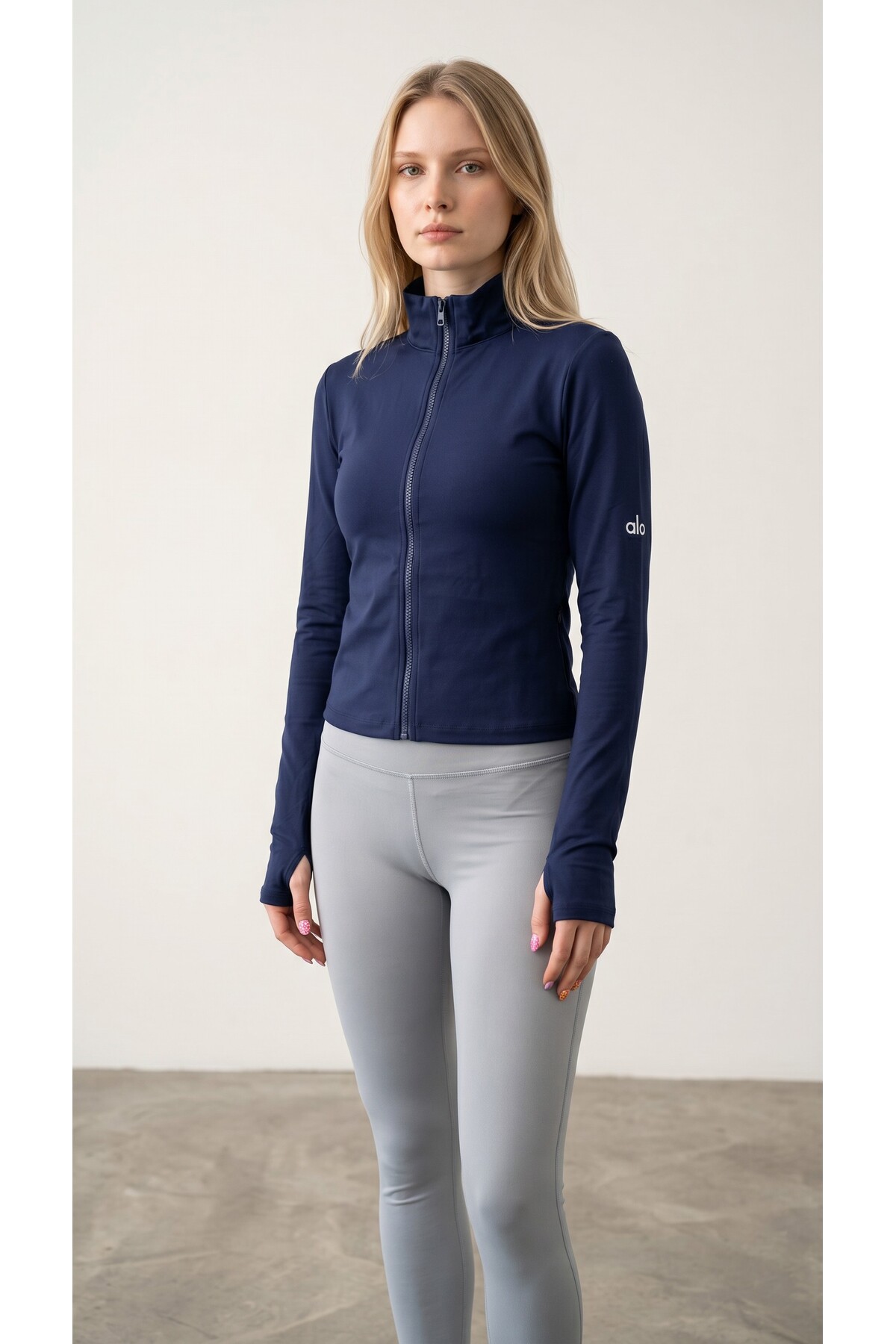 RİVARAPREMIUM Kadın Lacivert Dik Yaka Fermuarlı Slim Fit Aktif Spor Ceketi - Parmak Geçirmeli (Mom Parmak Koşu ve Fitness Üstü görsel 3