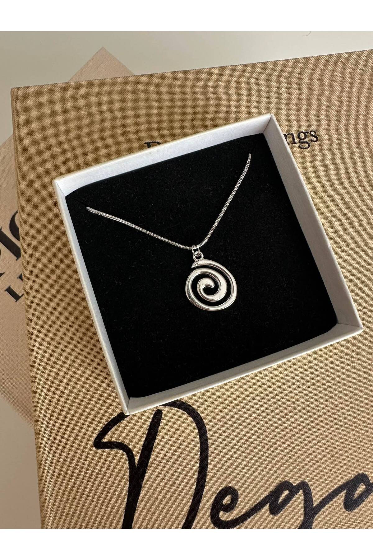 Spiral Charm Çelik Zincirli 45 cm Yazlık Gümüş Kolye - Detay Görseli 2