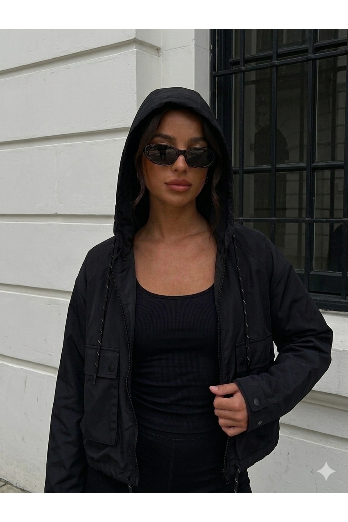 ladyzey kadın siyah kapüşonlu crop yağmurluk görsel 3