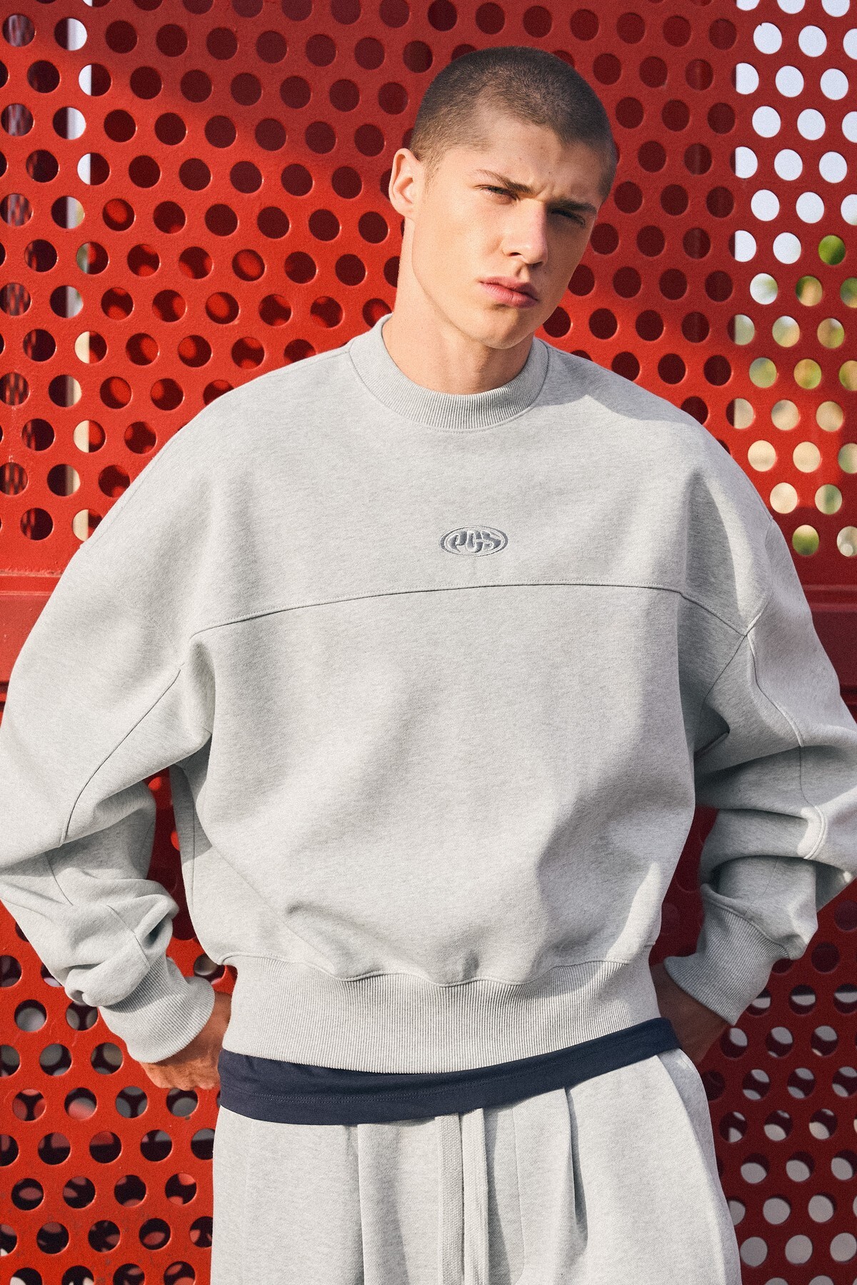 Bisiklet yaka yamalı sweatshirt