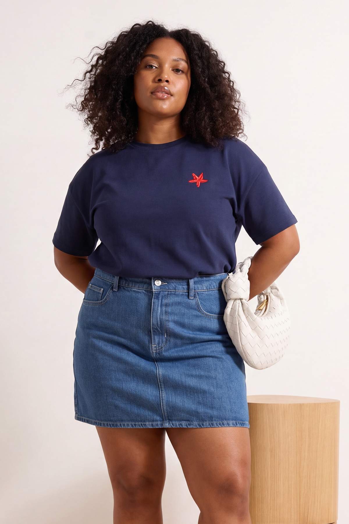 Trendyolmilla Curve Lacivert Nakışlı Oversize/Geniş Kalıp Bisiklet Yaka Örme Büyük Beden T-Shirt TBBSS26BF00018