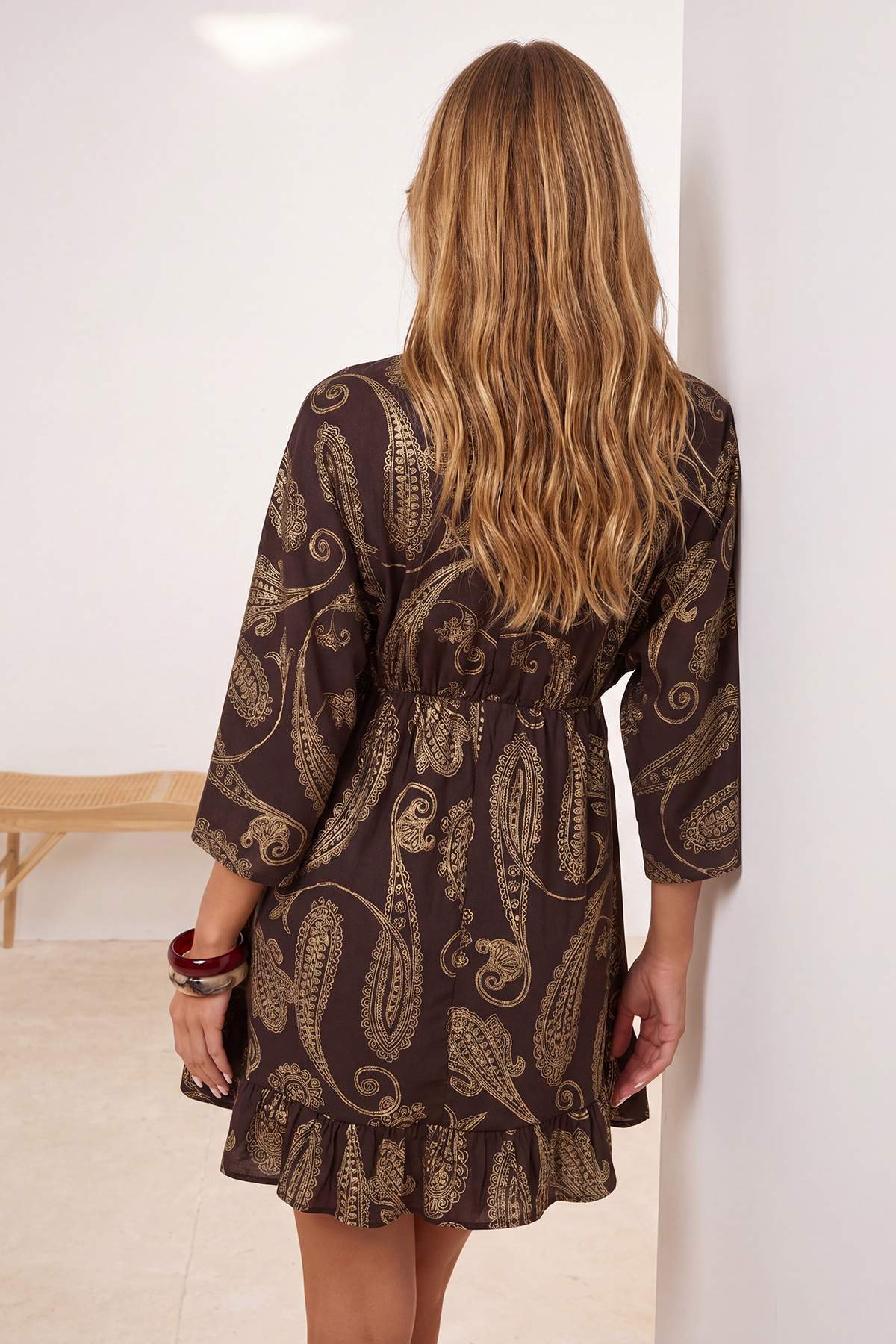 Dunkelbraunes gewebtes Mini-Strandkleid mit Schalmuster und Quasten TBESS25EL00096