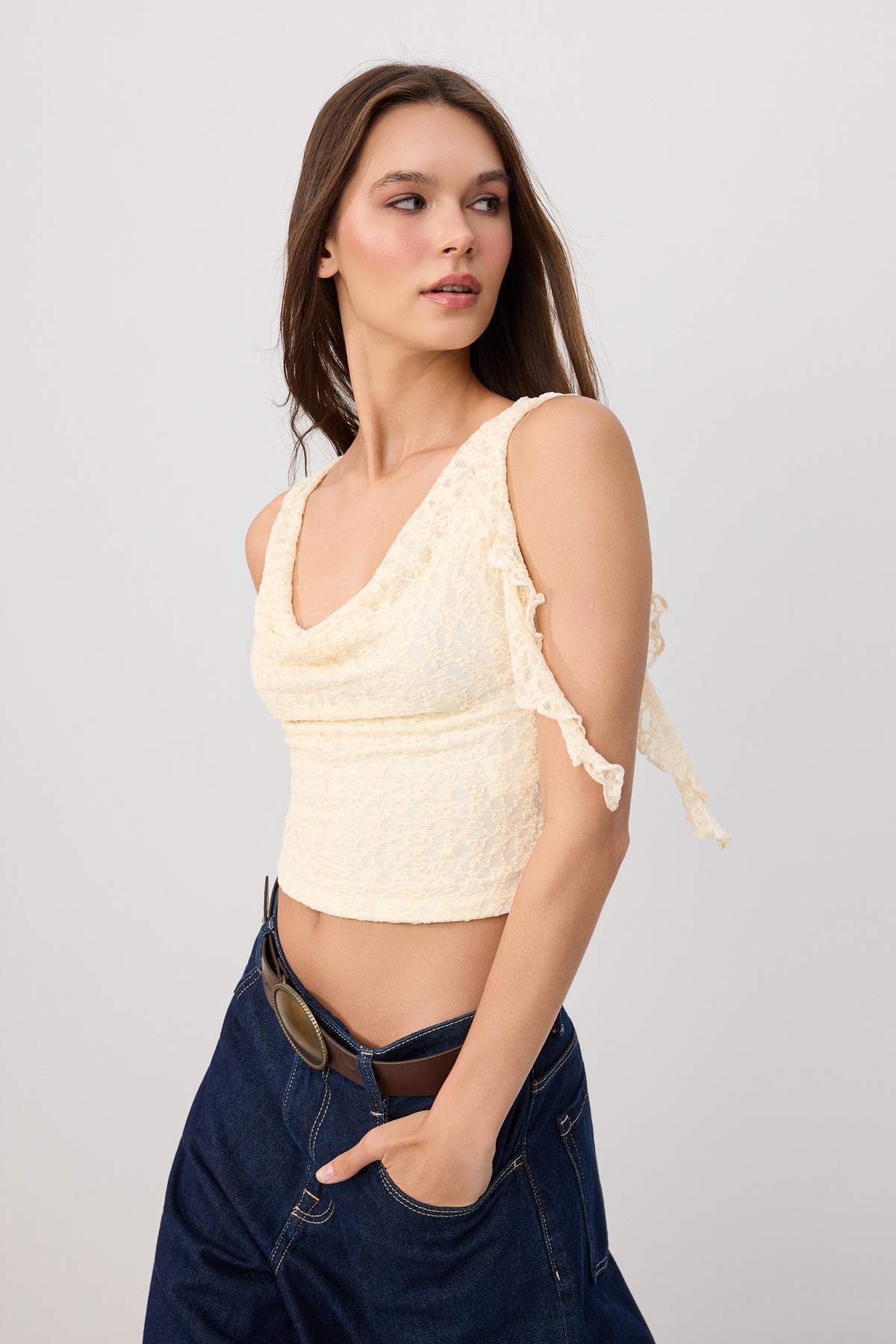 Trendyolmilla Ekru Fitted/Vücuda Oturan Degaje Yaka Kolsuz Volanlı/Fırfırlı Dantel Örme Bluz TWOSS26BZ00989