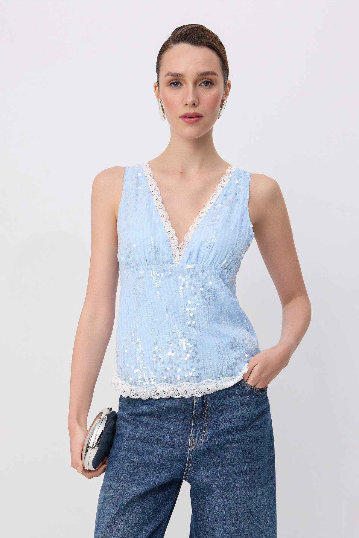 Trendyolmilla Açık Mavi Düz Kalp Yaka Kolsuz Saten Saten Party Bluz TPRSS26BZ00099