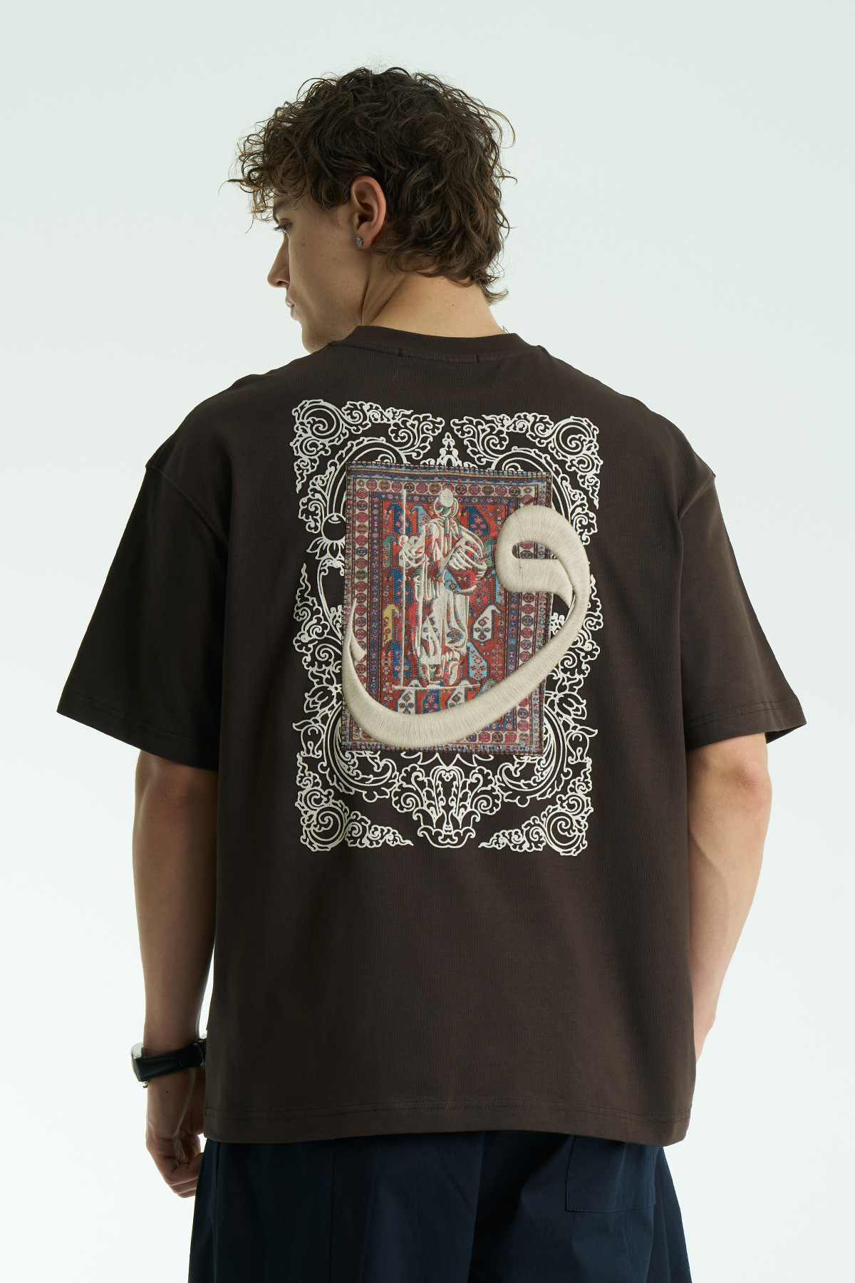 SHANBERWEAR Vav Nakışlı & Halı Motifli Oversize Erkek Tişört %100 Pamuk Bisiklet Yaka - Kahverengi