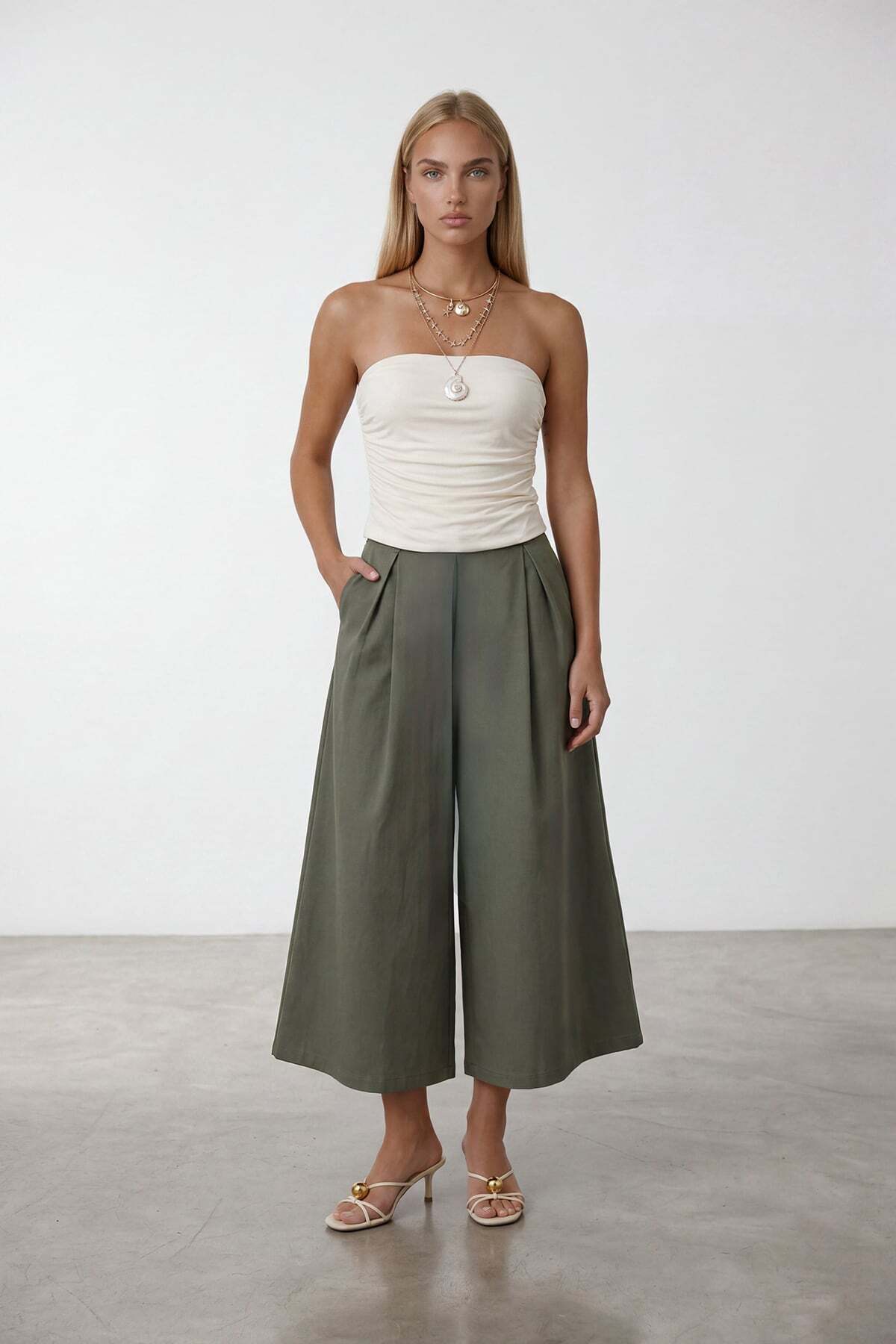 Women's Khaki Double Pocket Pleated Waist Poplin Capri Pants Alc-X15518
