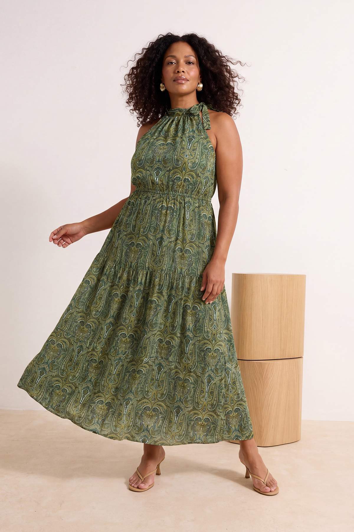 Trendyol Curve Grünes Shally-Webkleid in Übergröße TBBSS26AH00042