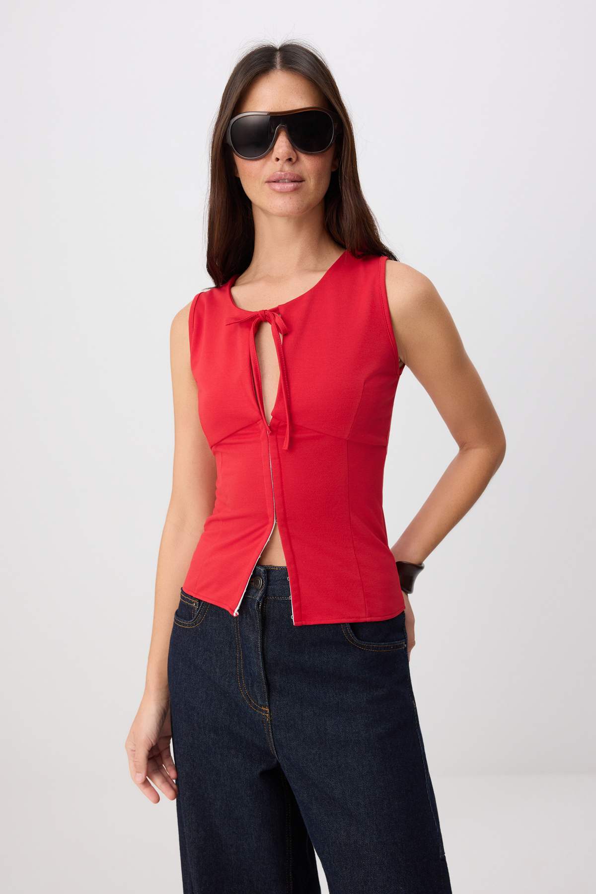 Trendyolmilla Kırmızı Fitted/Vücuda Oturan Anahtar Deliği Yaka Kolsuz İnterlok Örme Bluz TWOSS26BZ00341
