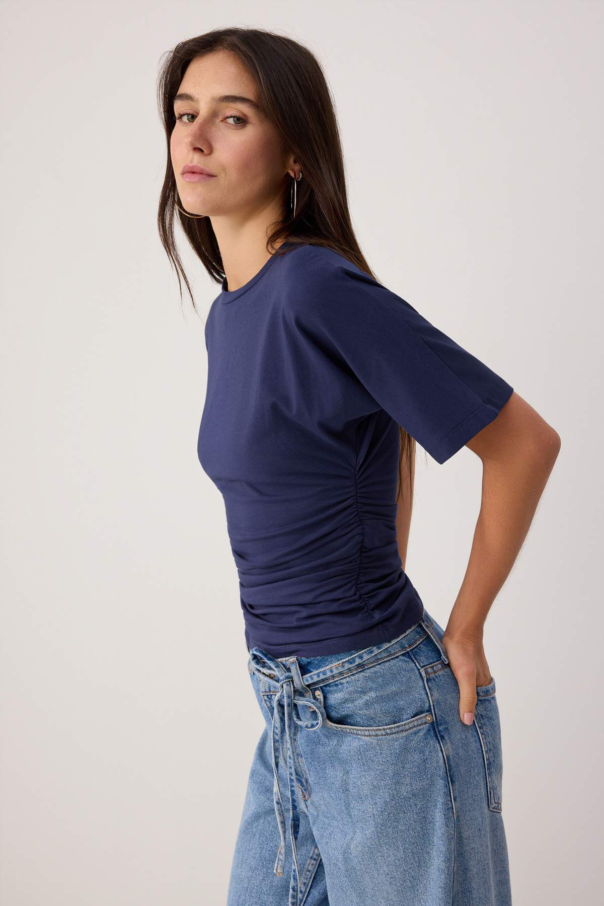 Trendyolmilla Lacivert Düz Fitted Bisiklet Yaka Truvakar Kol Büzgülü Pamuklu Esnek Örme T-Shirt TWOSS26TS00052