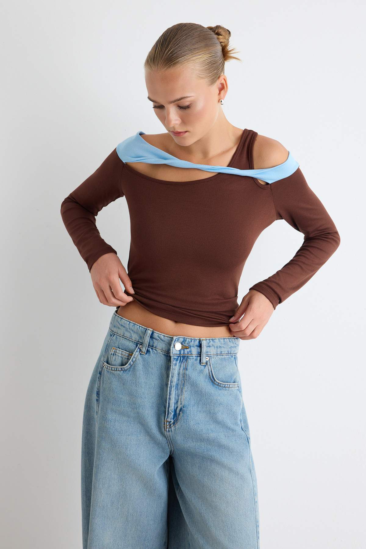 Trendyolmilla Kahverengi Düz Fitted Asimetrik Yaka Uzun Kol Viskon Ribana Örme Bluz TWOAW27BZ00161