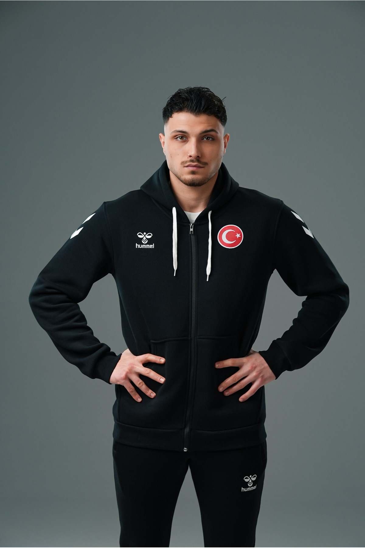 تاپ ورزشی نخی تیم ملی آرمین، مشکی هامل ست لباس و شلوار ورزشی hummel