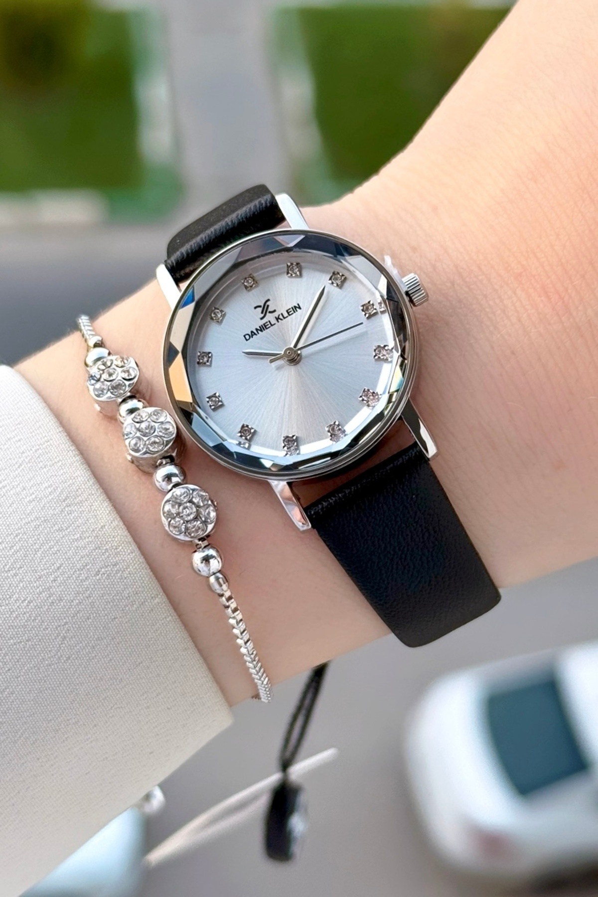 Case Silver Strap Black Color 28 Mm Gift Wrapped Women Wrist Watch