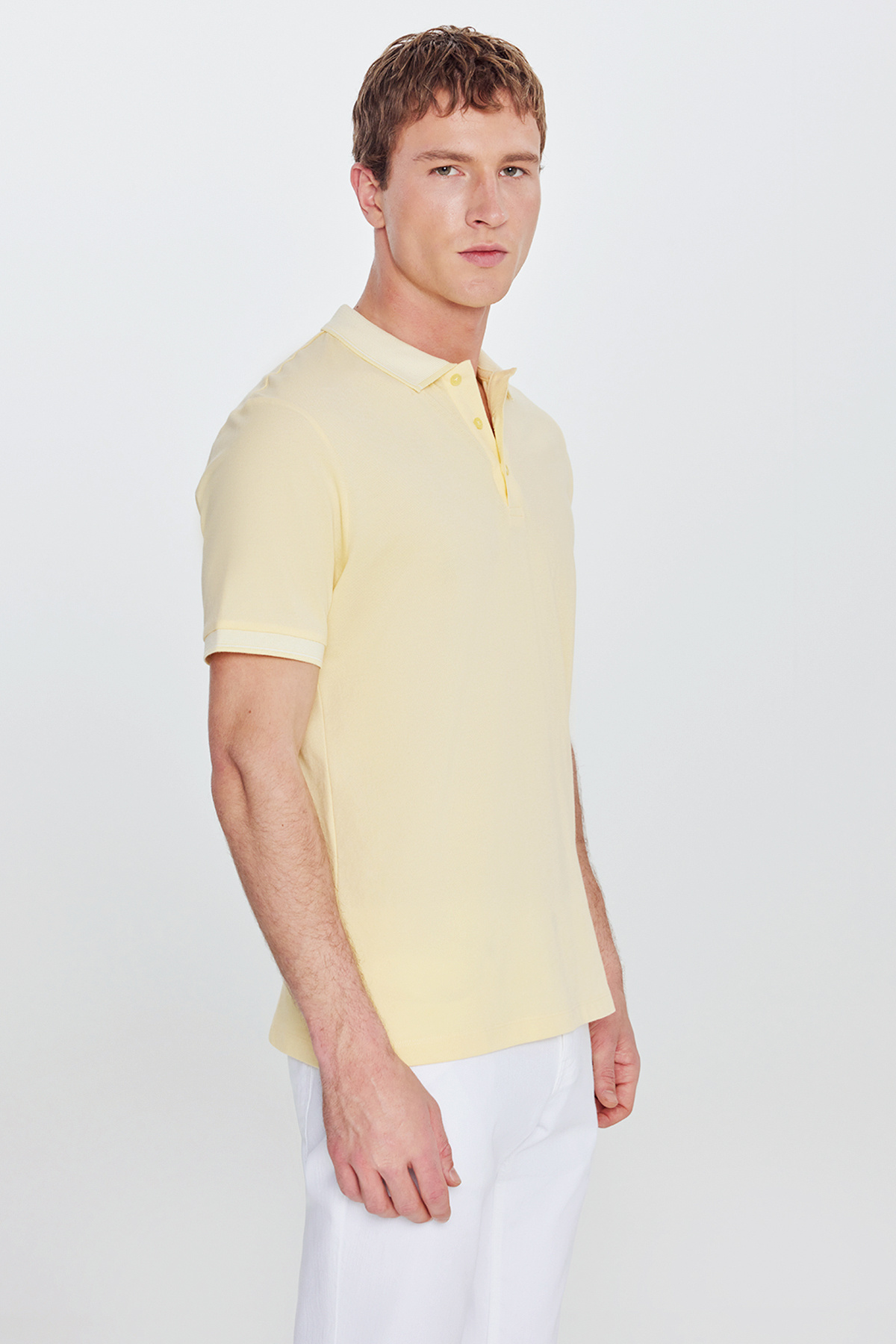 AC&Co / Altınyıldız Classics Erkek Çekmeyen Pamuklu Kumaş Slim Fit Dar Kesim Sarı-Beyaz Kıvrılmaz Polo Yaka Tişört görsel 4