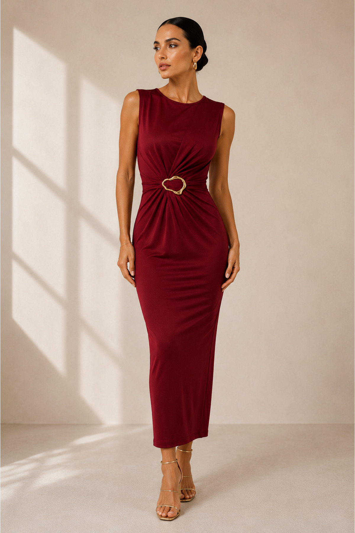 Bordo Bel Drape Aksesuarlı Kolsuz Yırtmaçlı Midi Boy Düğün Elbisesi