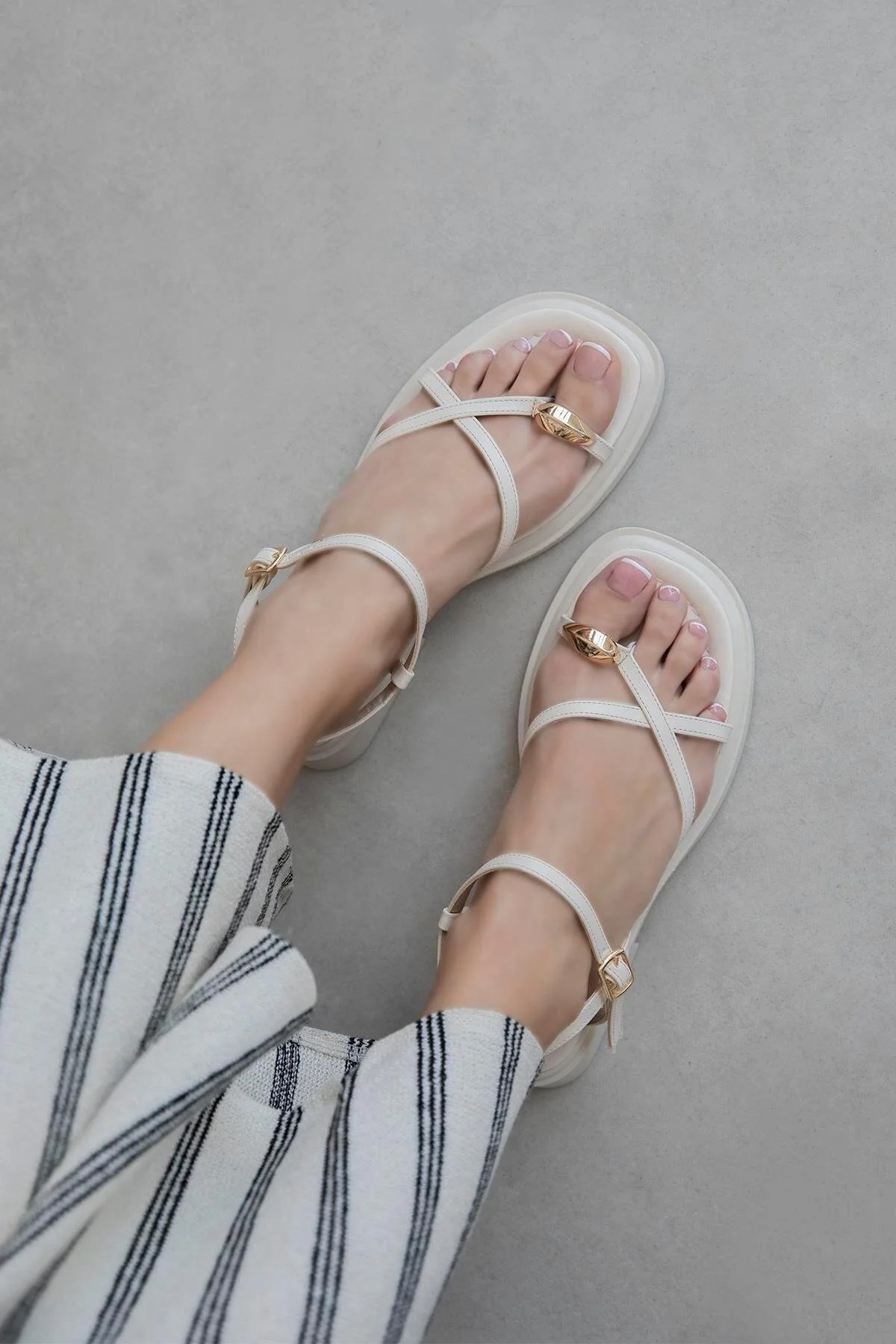 besoin shoes store Kadın Gold Yüzük Detaylı Günlük Sandalet görsel 4