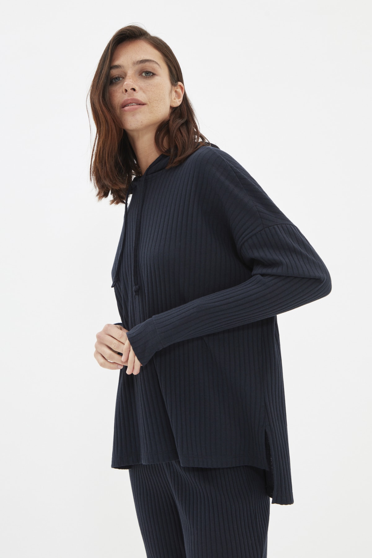 ترينديول كوليكشن طقم بيجامة محبوكة بغطاء للرأس باللون الأزرق الداكن THMAW22AU0334