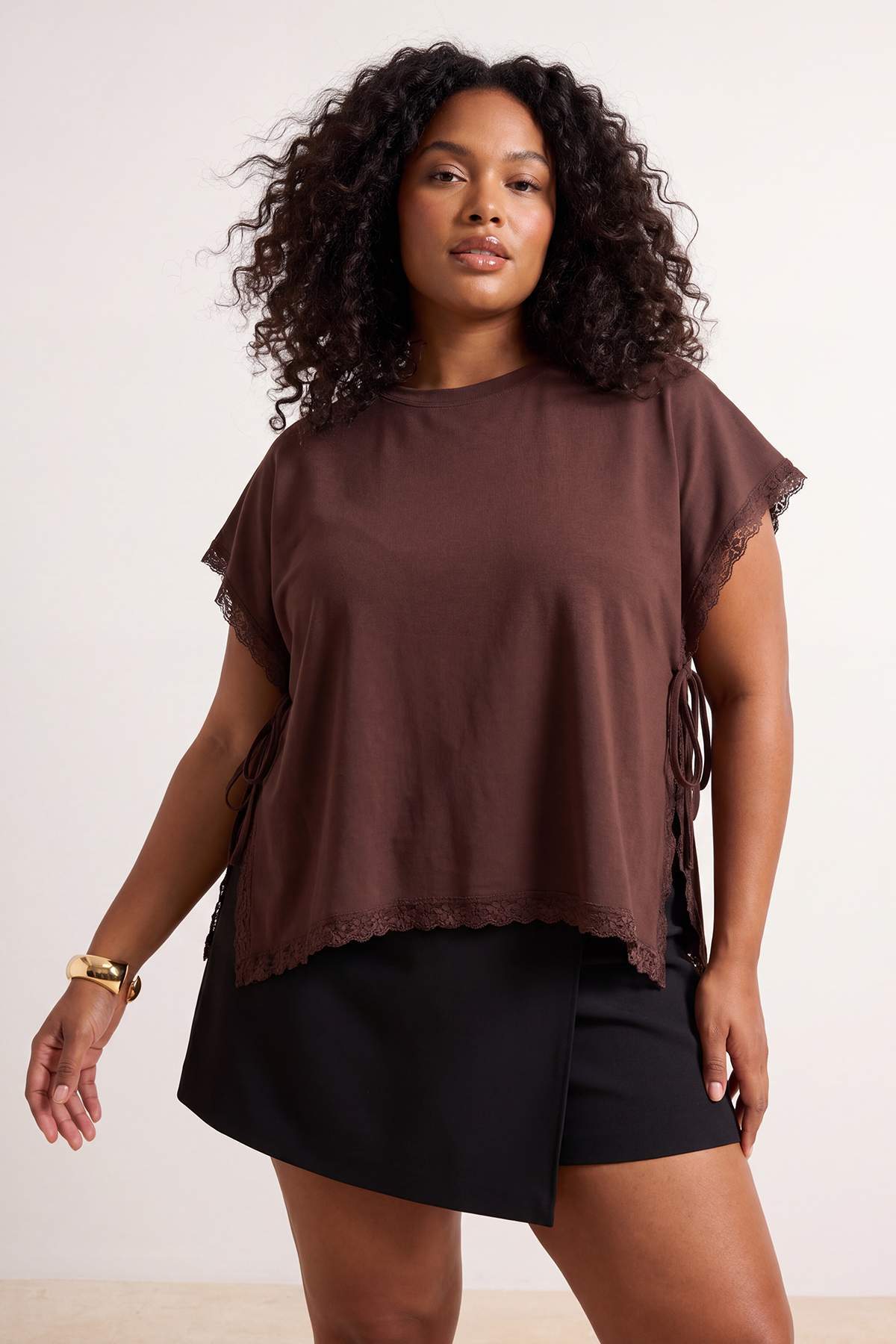 Trendyolmilla Curve Kahverengi Yanları Bağlamalı Dantel Detaylı Kısa/Crop Örme Büyük Beden T-shirt TBBSS26BF00068