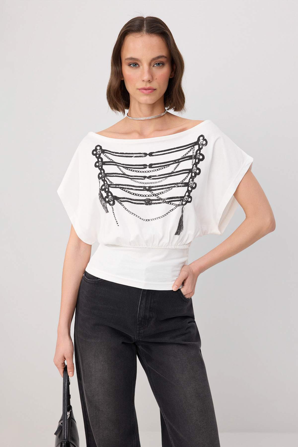 Trendyolmilla Ekru Regular/Normal Kalıp Kayık Yaka Mono Kapama Kısa Kollu Yumuşak Örme Bluz TWOSS26BZ00926