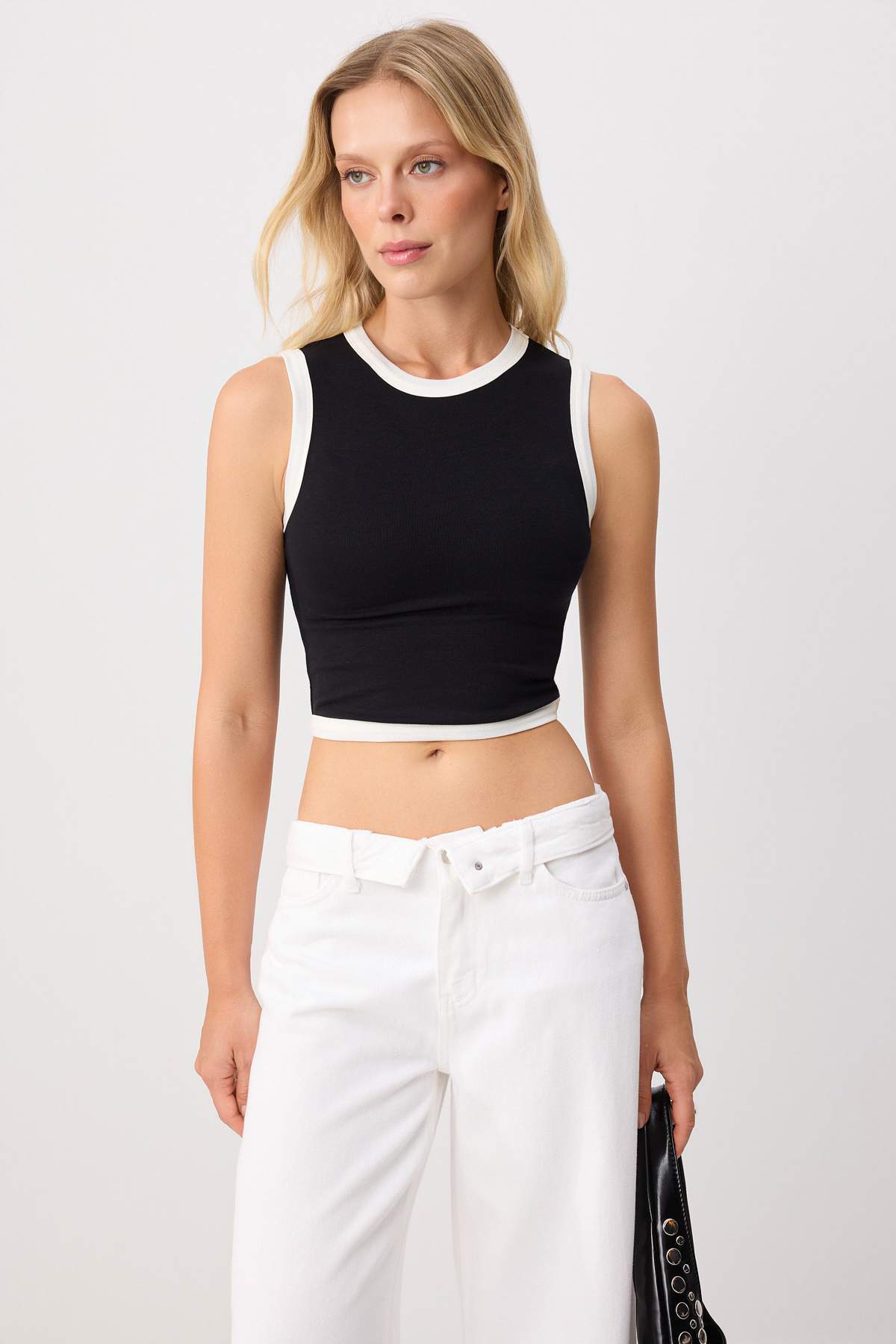 Trendyolmilla Siyah Fitted/Vücuda Oturan Kolsuz Biyeli Super Crop Yumuşak Örme Atlet TWOSS26AL00118