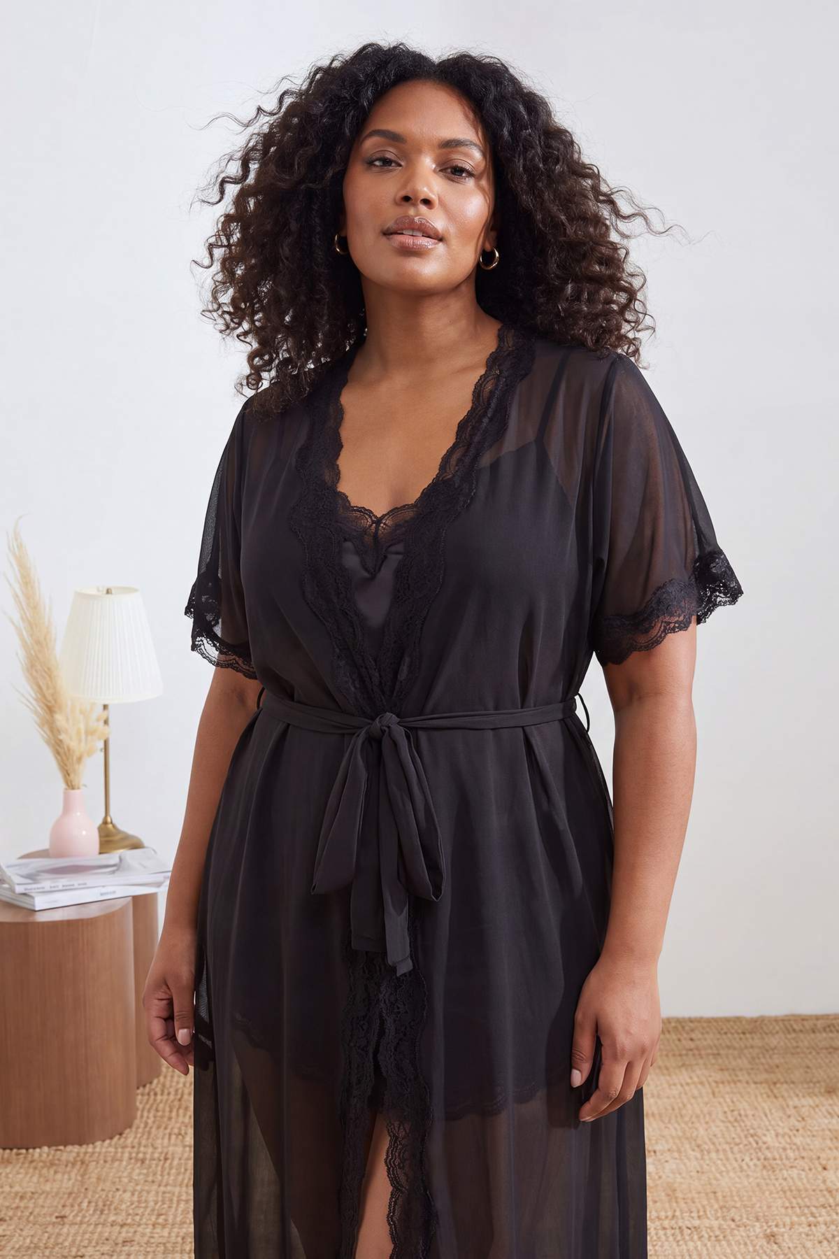 Trendyolmilla Curve Siyah Dantelli Sabahlıklı Büyük Beden Pijama Takımı TBBSS26AI00112