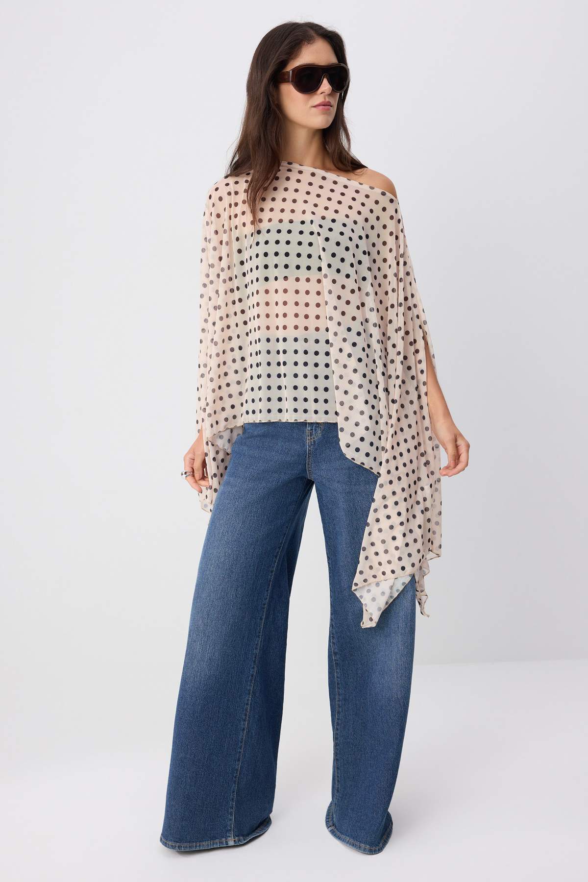 Trendyolmilla Ekru Puantiyeli Oversize Kayık Yaka Yarasa Kol Kolsuz Pelerin Tül Örme Bluz TWOSS26BZ01039