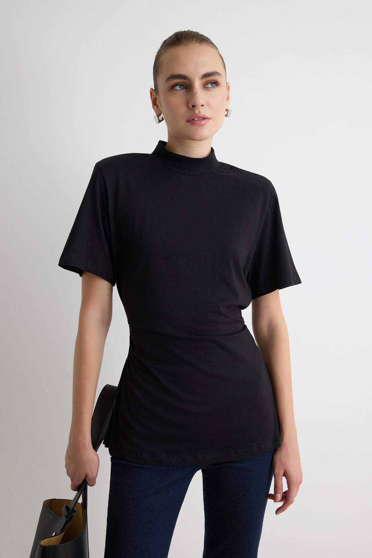 Trendyolmilla Siyah Düz Relaxed Bisiklet Yaka Kısa Regular 20/1 penye süprem Örme T-Shirt TWOAW27TS00023