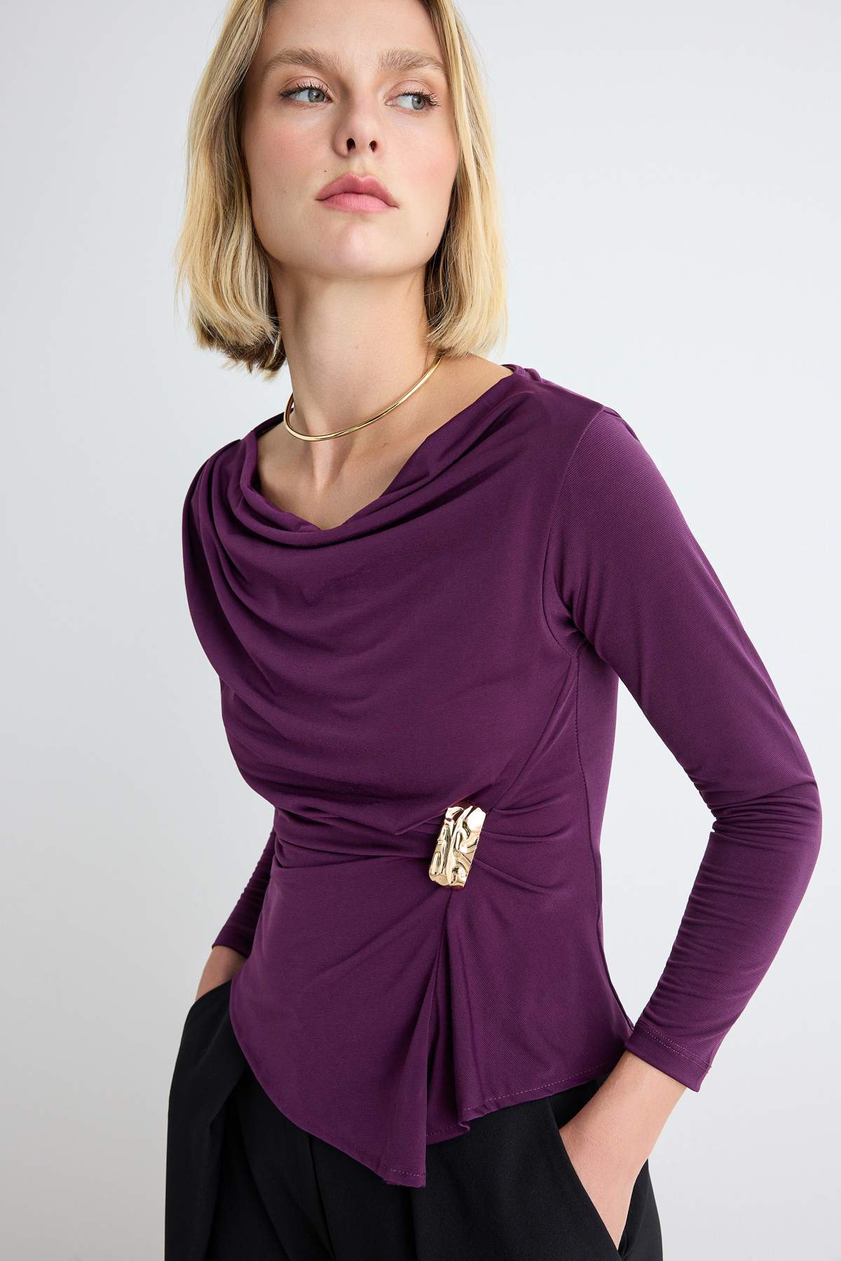Trendyolmilla Mor Düz Fitted Degaje Yaka Standart Kol Aksesuar Detaylı Sandy Örme Bluz TWOAW27BZ00019