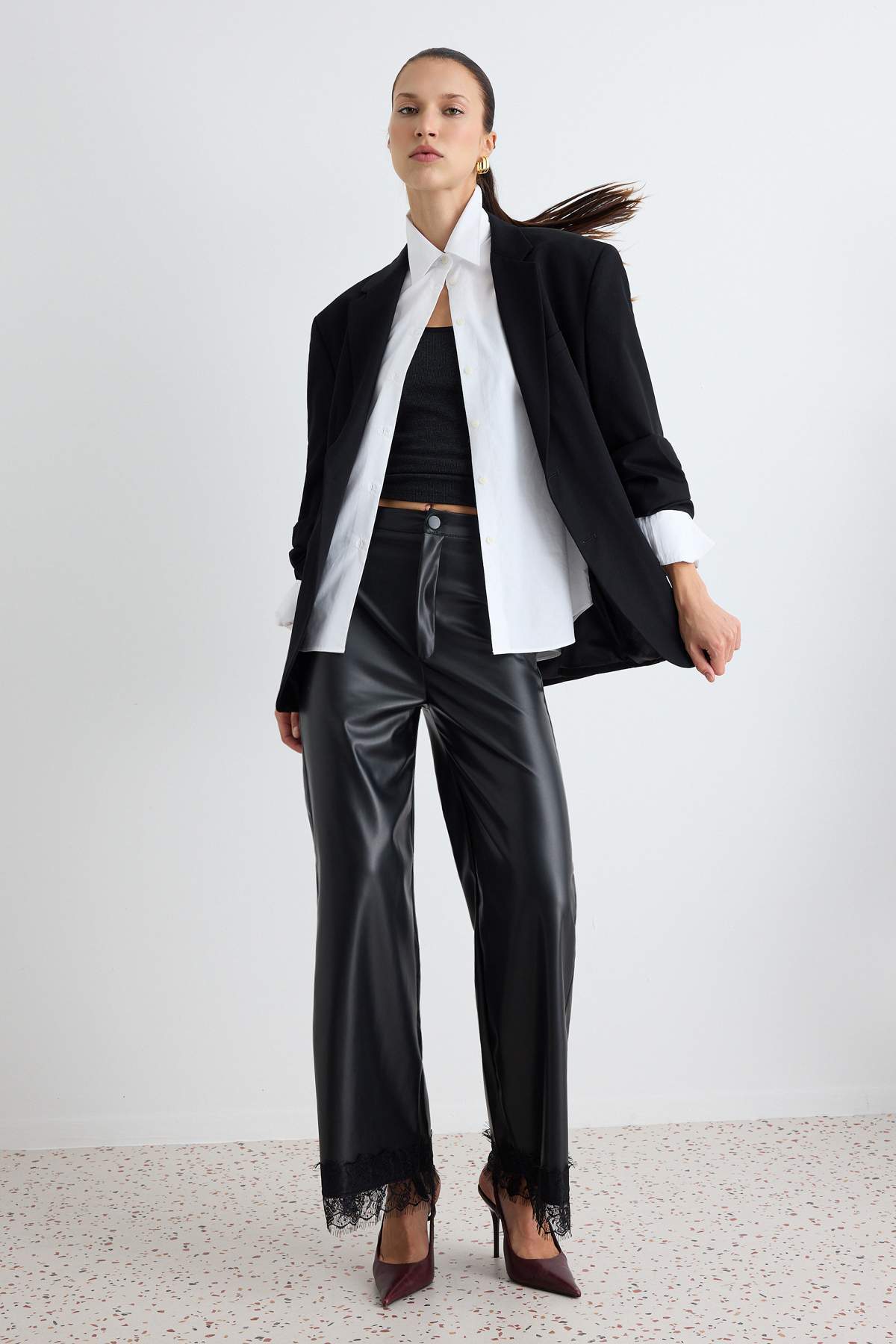 Trendyolmilla Siyah Düz Wide Leg Normal Bel Geniş Paça Regular Suni Deri Örme Pantolon TWOAW27PL00021