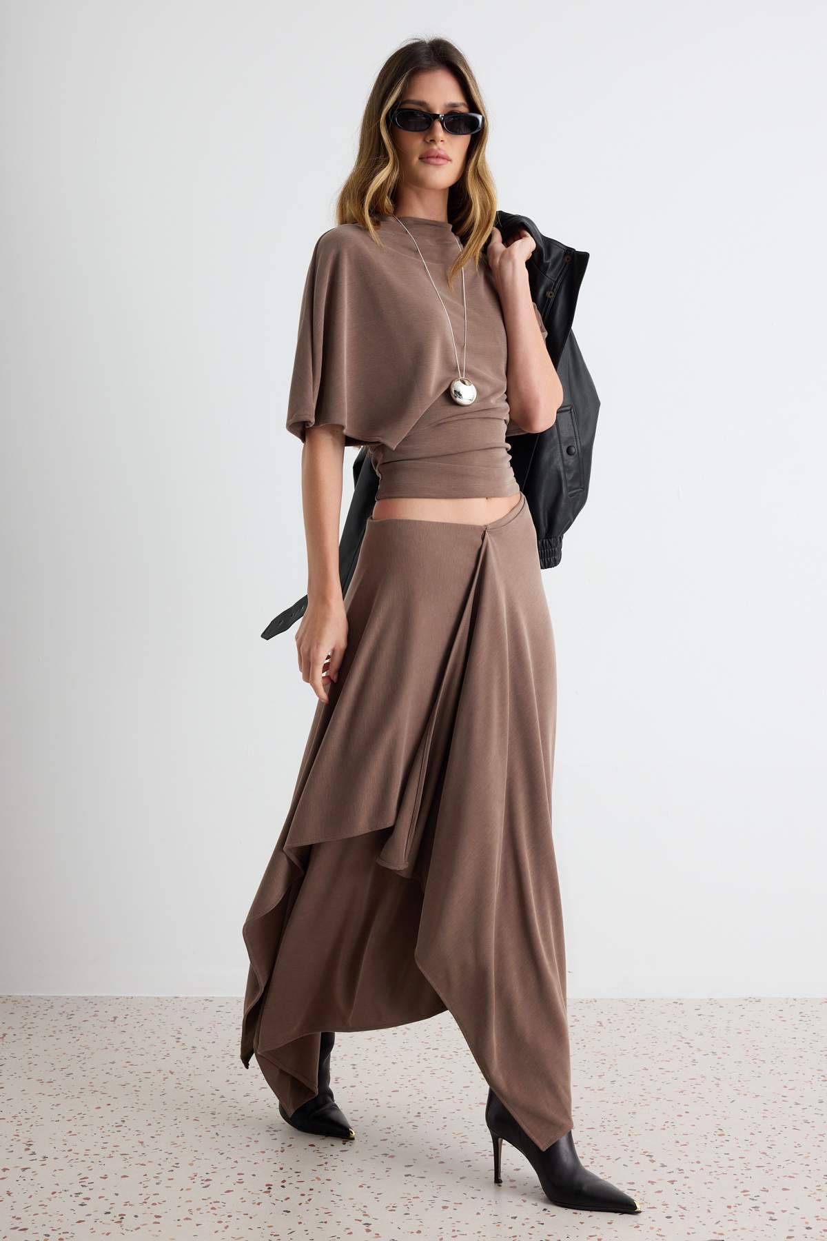 Trendyolmilla Kahverengi Fitted/Vücuda Oturan Dik Yaka Fırfırlı Etekli Örme Alt - Üst Takım TWOAW27AU00129