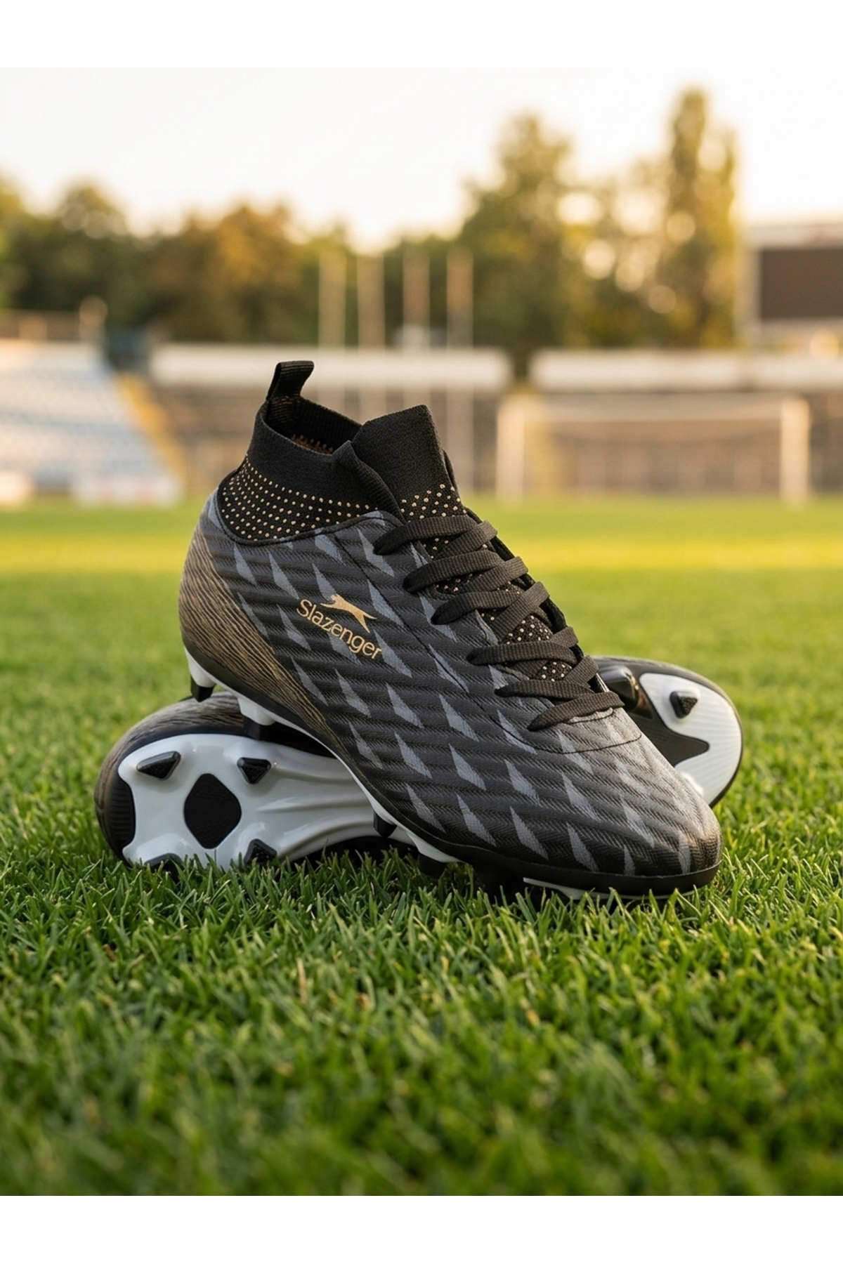 Slazenger Rahat ve Esnek Bağcıklı Erkek Halı Saha Kramponu Siyah Futbol Ayakkabısı