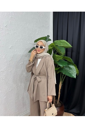Ediva wears Modal Qubra Takım Vizon