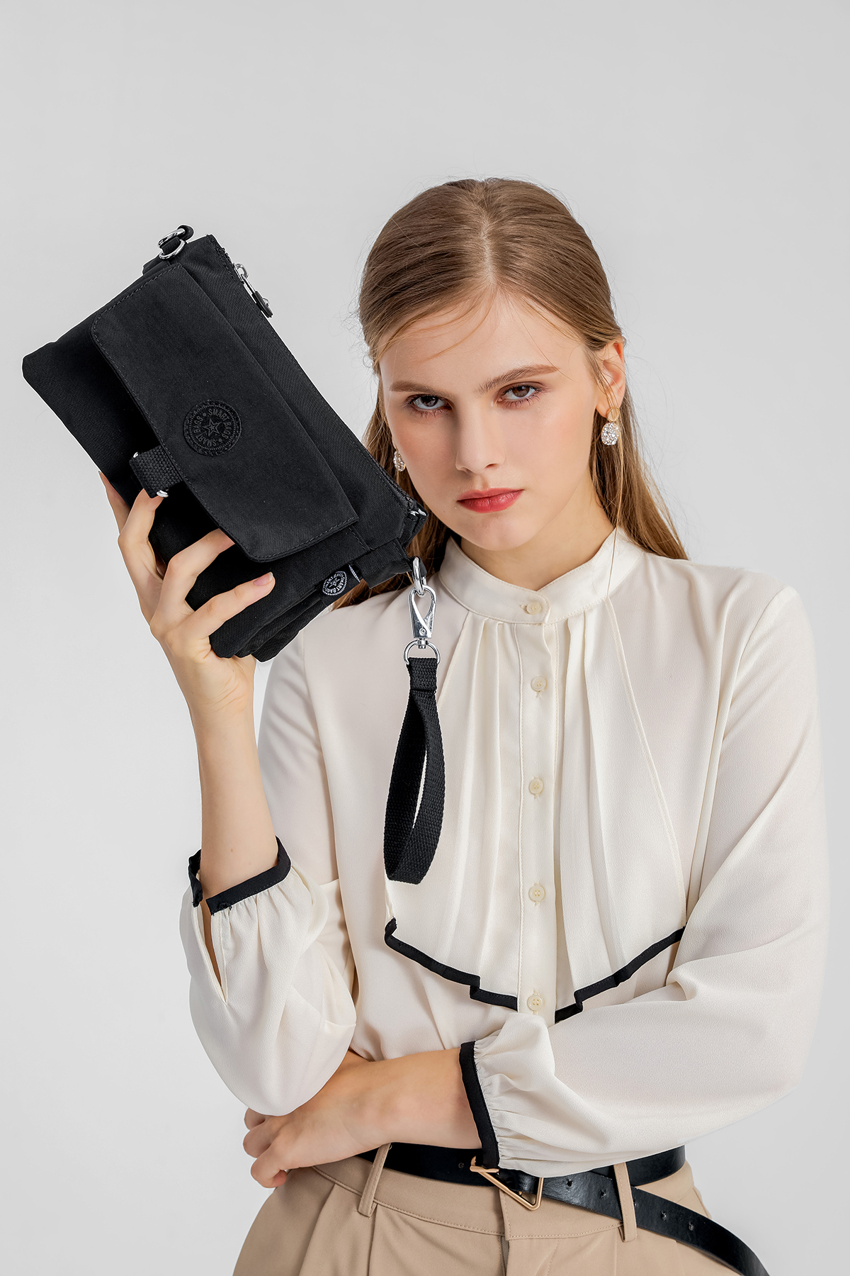 SMART BAGS Günlük Minik Boy Su Geçirmez Krınkıl Kumaş Kadın Telefon ve Postacı Çantası Puantiye Siyah görsel 5