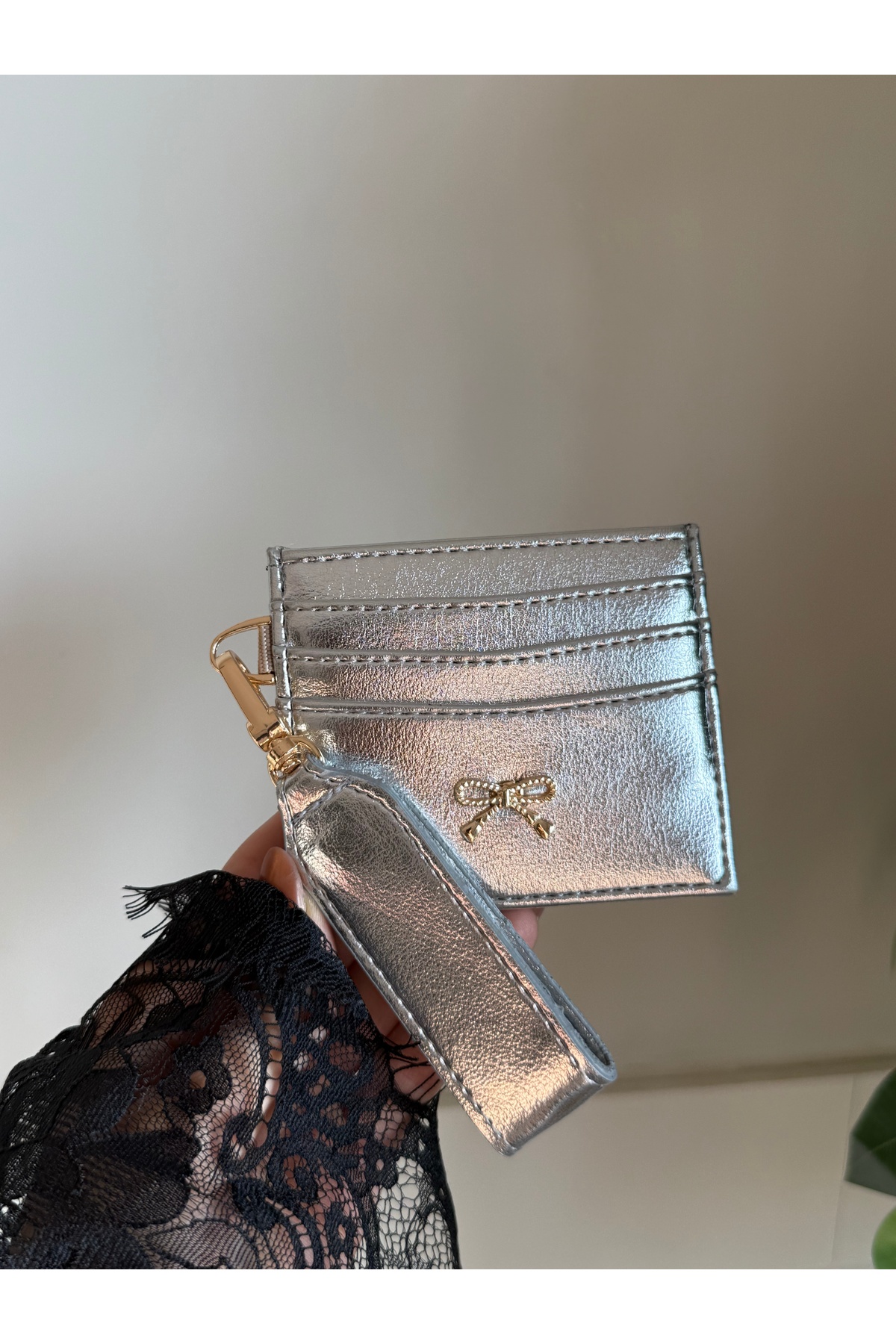 Women's Bow Detailed Shiny Faux Leather Card Holder with Keychain