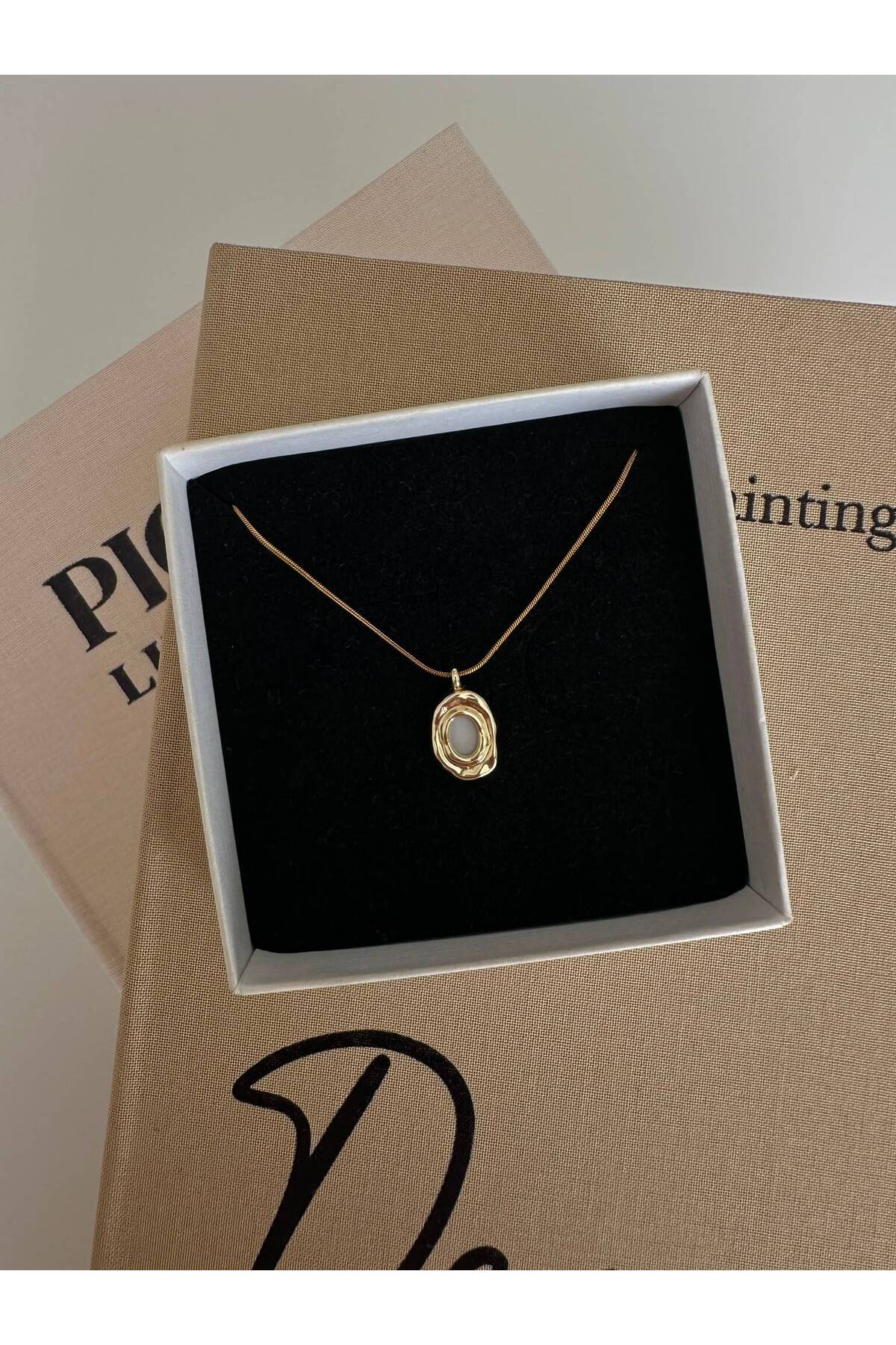 Minimal Sedefli Oval Plaka Charm Çelik Zincirli 45 cm Yazlık Gold Kolye - Detay Görseli 2